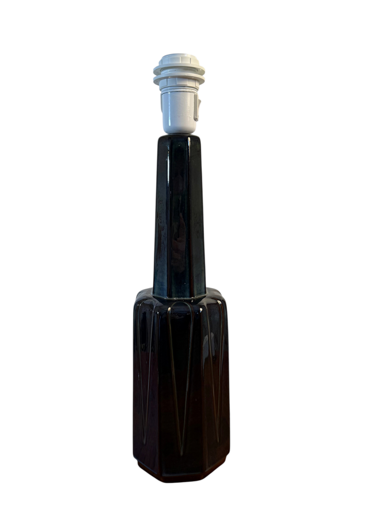 Modighus.se bordslampa i glaserad blå keramik designad av Einar Johansen för Søholm under 1960-talet.