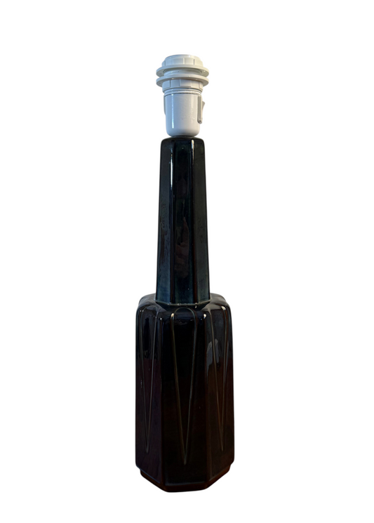 Modighus.se bordslampa i glaserad blå keramik designad av Einar Johansen för Søholm under 1960-talet.