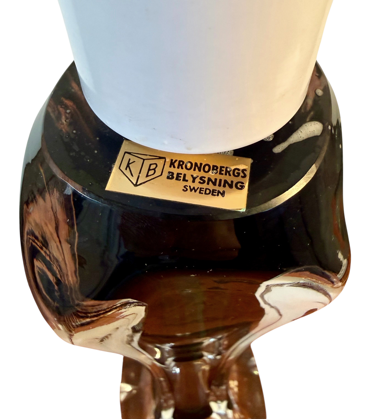 Modighus.se vintage bordslampa från Flygsfors i grönt glas med Kronobergs Belysning etikett, design Paul Kedelv.