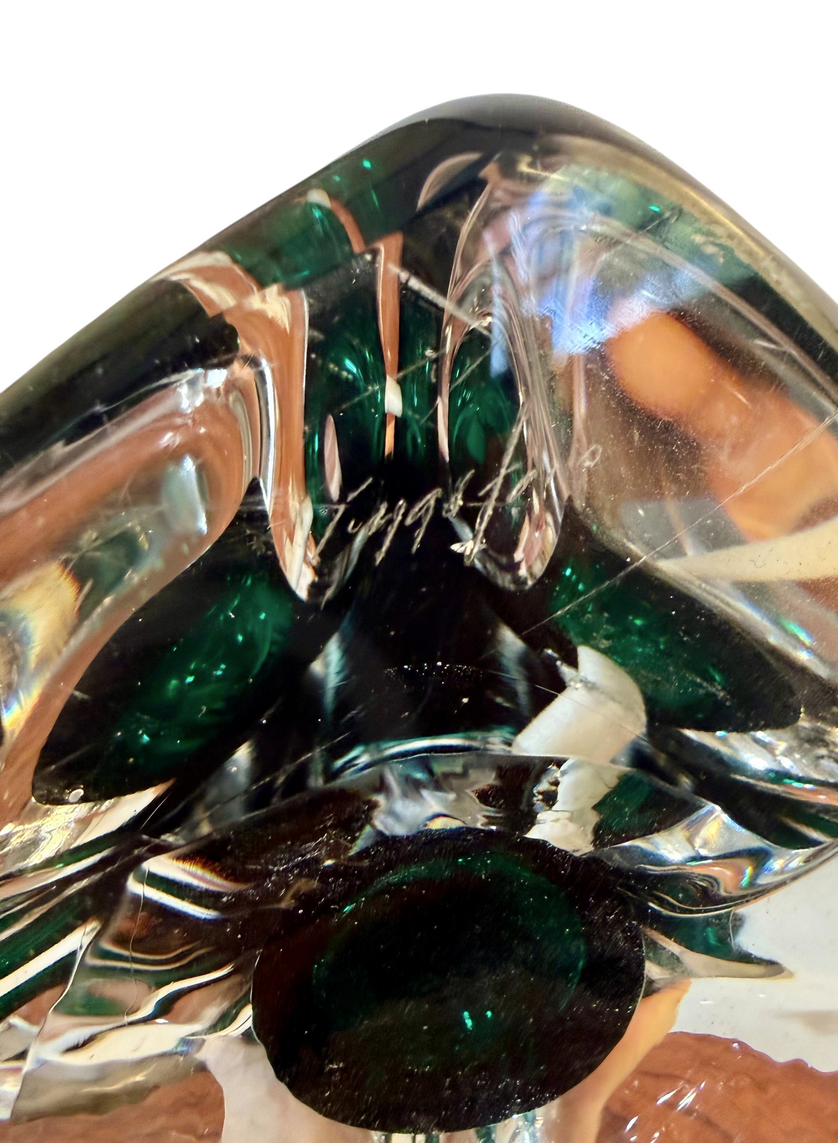 Signatur på Modighus.se Flygsfors bordslampa i grönt glas designad av Paul Kedelv från 1960-talet