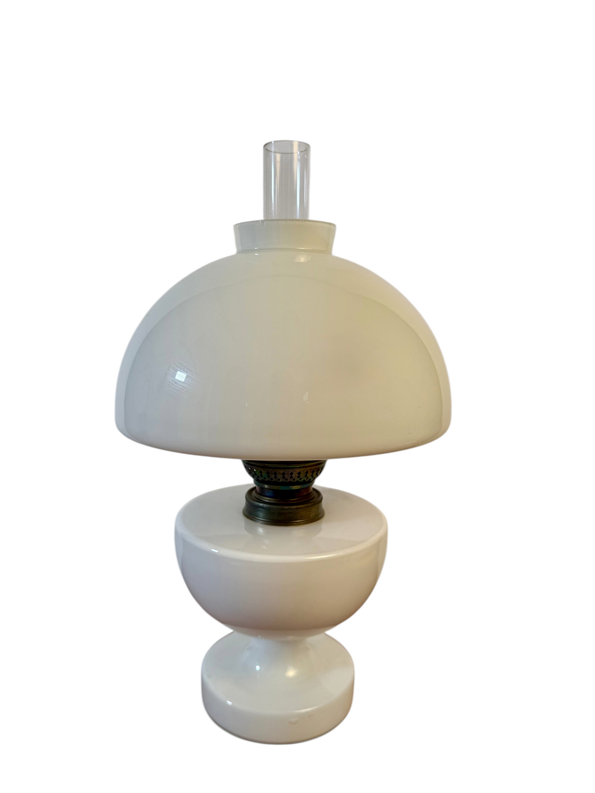 Modighus.se vintage fotogenlampa Viktoria från Holmegaard i vitt glas med mässingsdetaljer från 1960-talet.