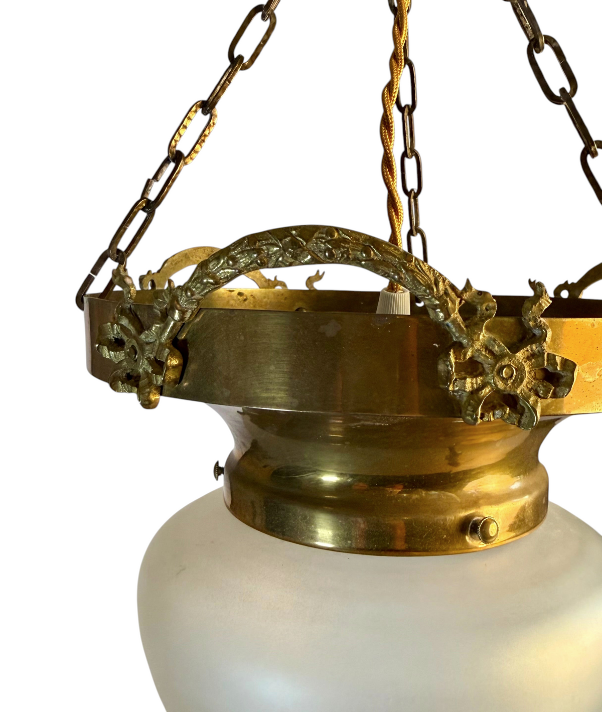 Modighus.se Jugend taklampa i mässing med detaljerad dekor och kupa i frostat glas från 1920-talet