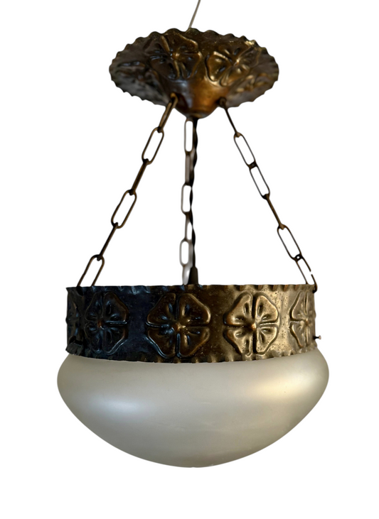 Modighus.se Jugend taklampa i oxiderad koppar med dekorativa detaljer och kupa i frostat glas från 1920-talet