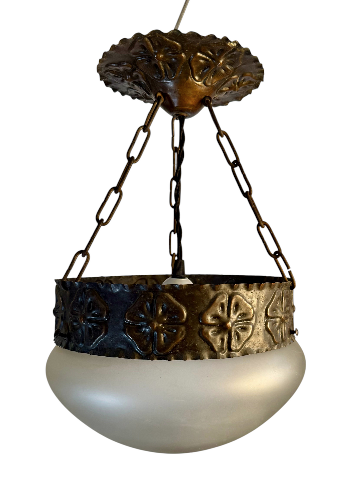 Modighus.se Jugend taklampa i oxiderad koppar med dekorativt mönster och kupa i frostat glas från 1920-talet.