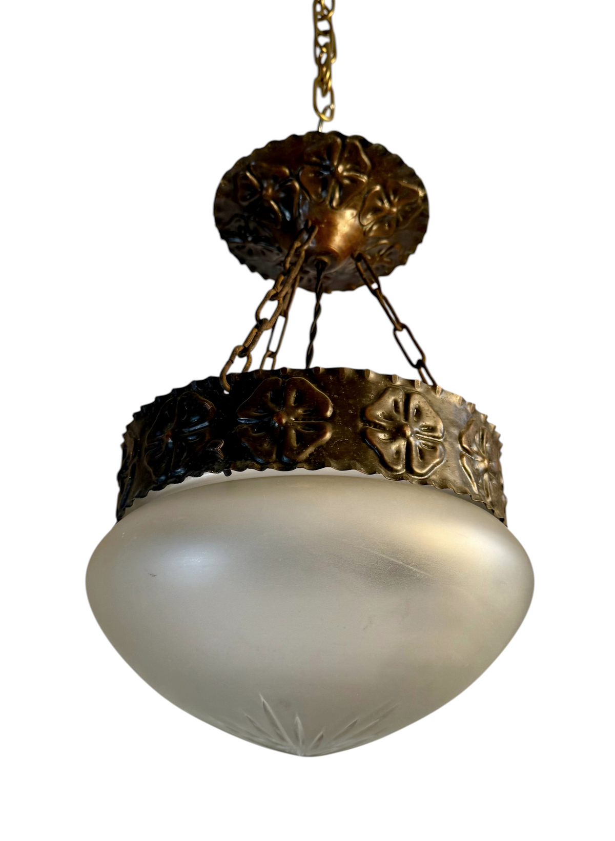 Modighus.se Jugend taklampa i oxiderad koppar med dekorativa blomdetaljer och kupa i frostat slipat glas från 1920-talet