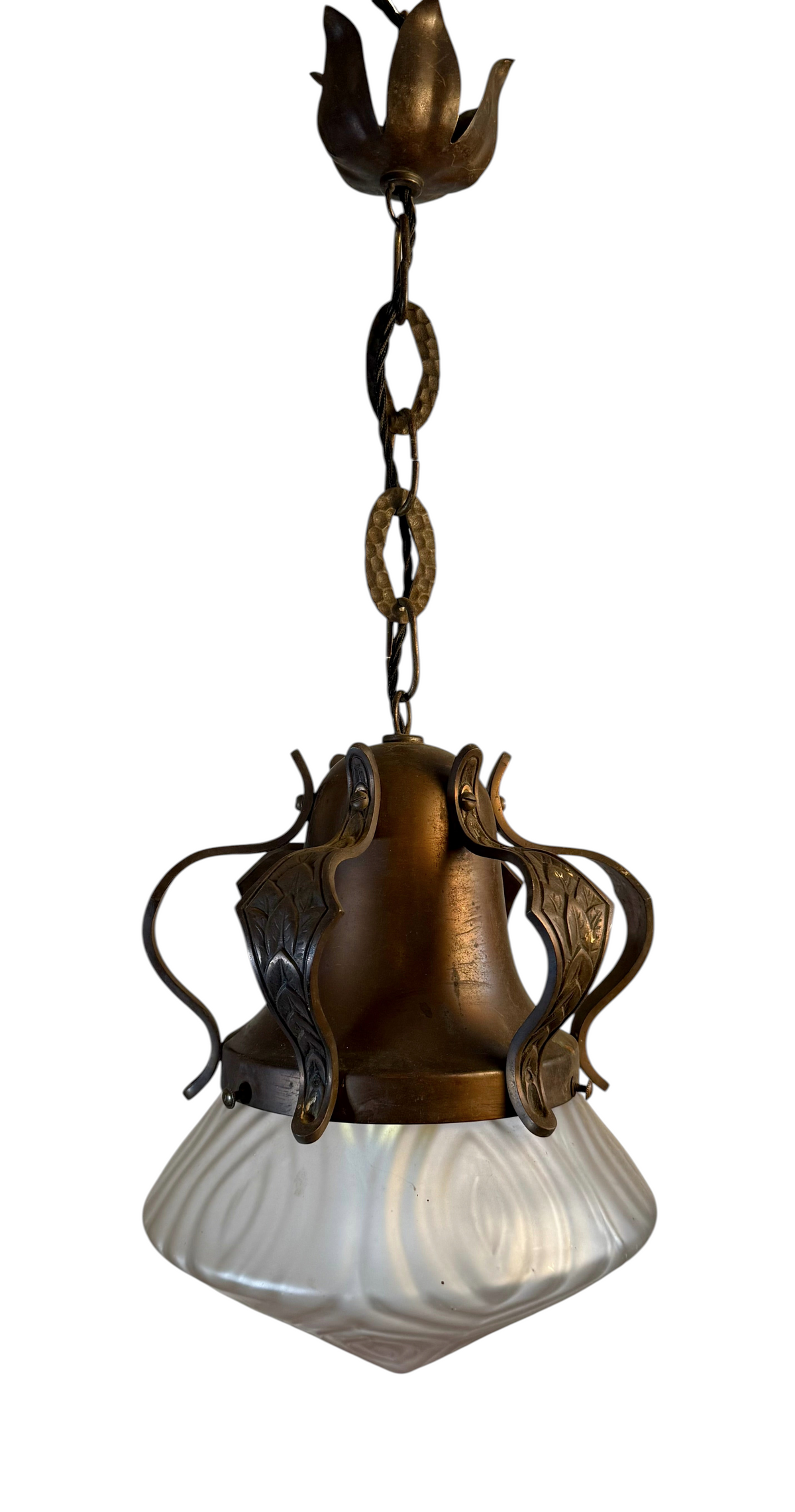 Unik Modighus.se jugendlampa från 1960-talet i oxiderad mässing med en vackert mönstrad kupa i frostat glas.