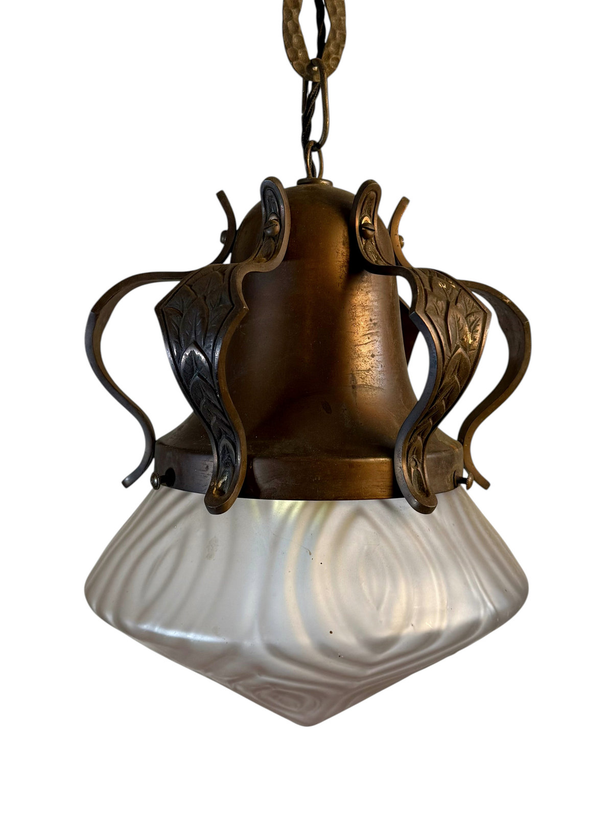 Modighus.se taklampa i jugendstil med detaljer i oxiderad mässing och en frostad glaskupa med dekorativt mönster.