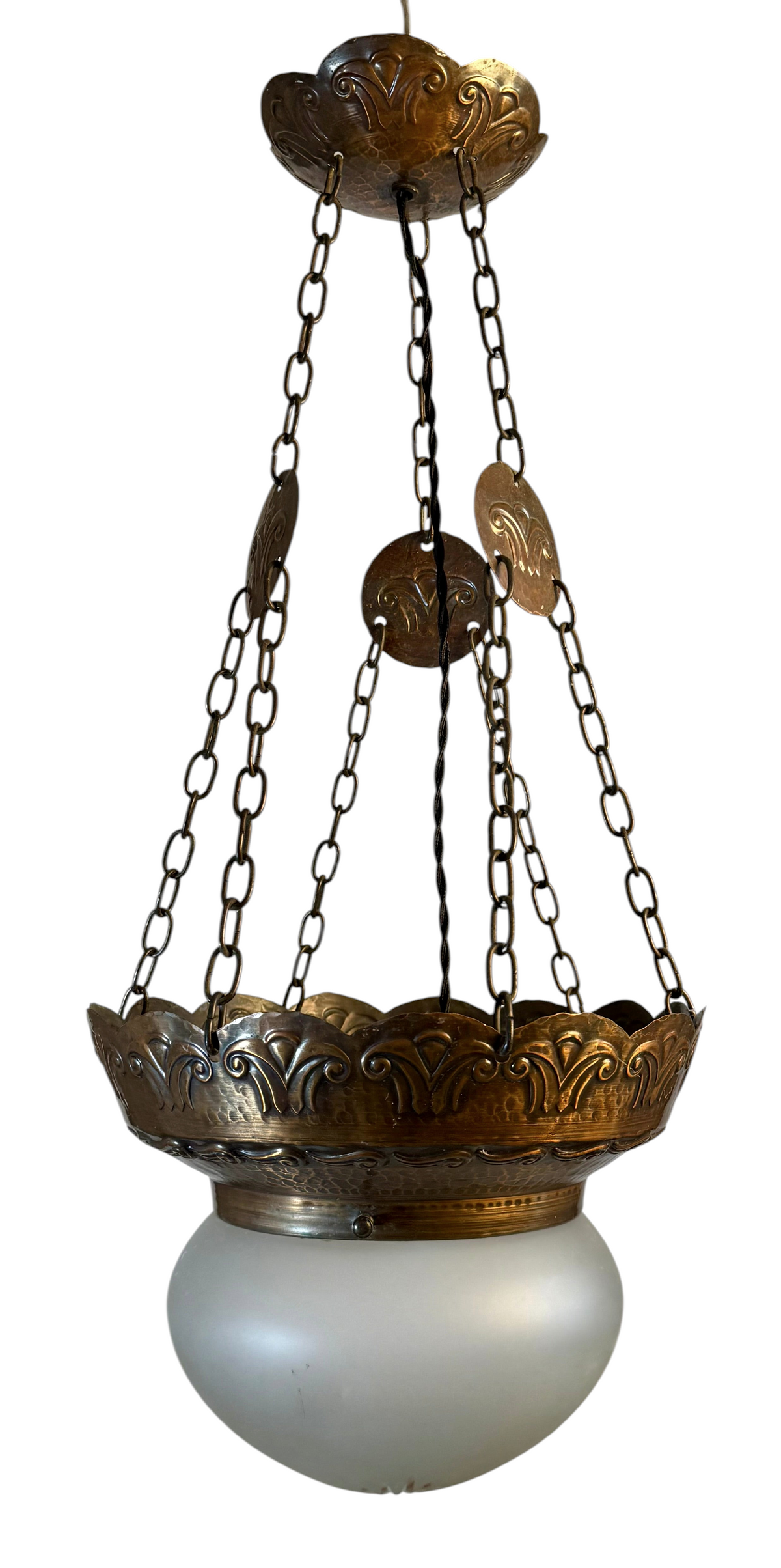 Modighus.se Jugend taklampa i koppar med dekorativa detaljer och kupa i frostat glas från 1920-talet