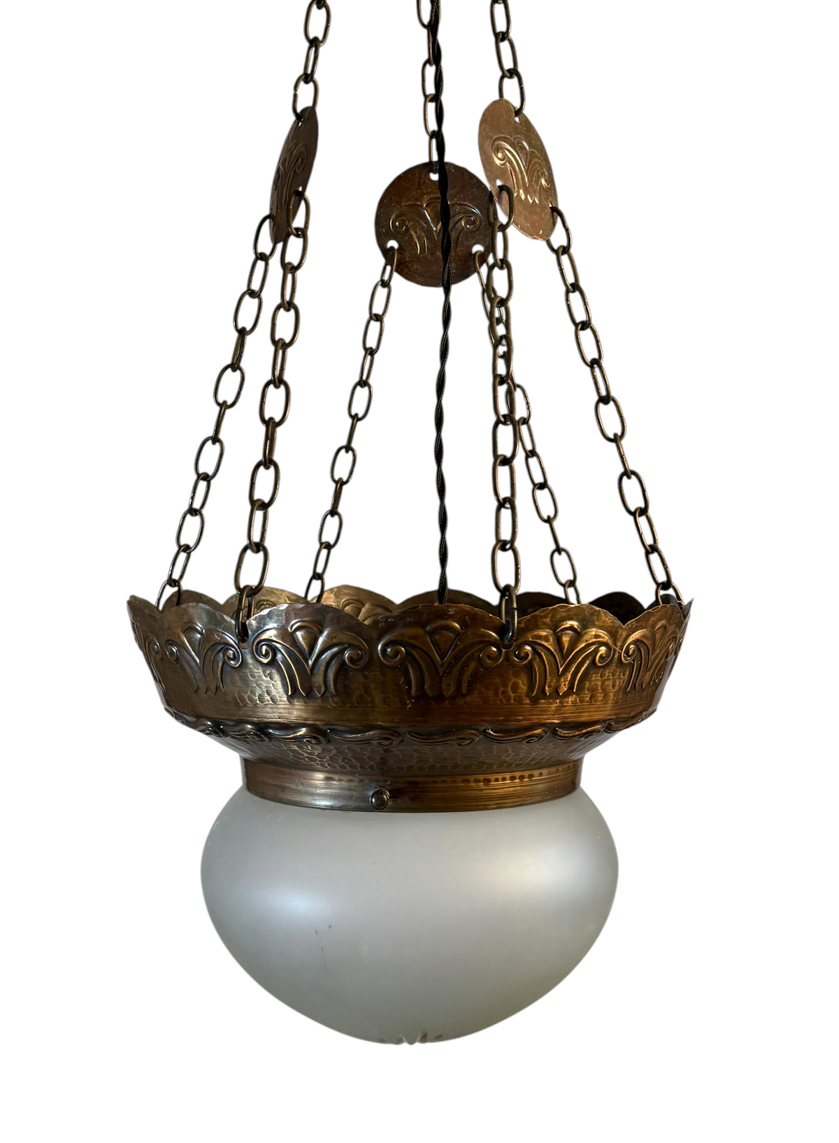 Modighus.se taklampa i jugendstil med dekorerad koppar och kupa i frostat glas från 1920-talet