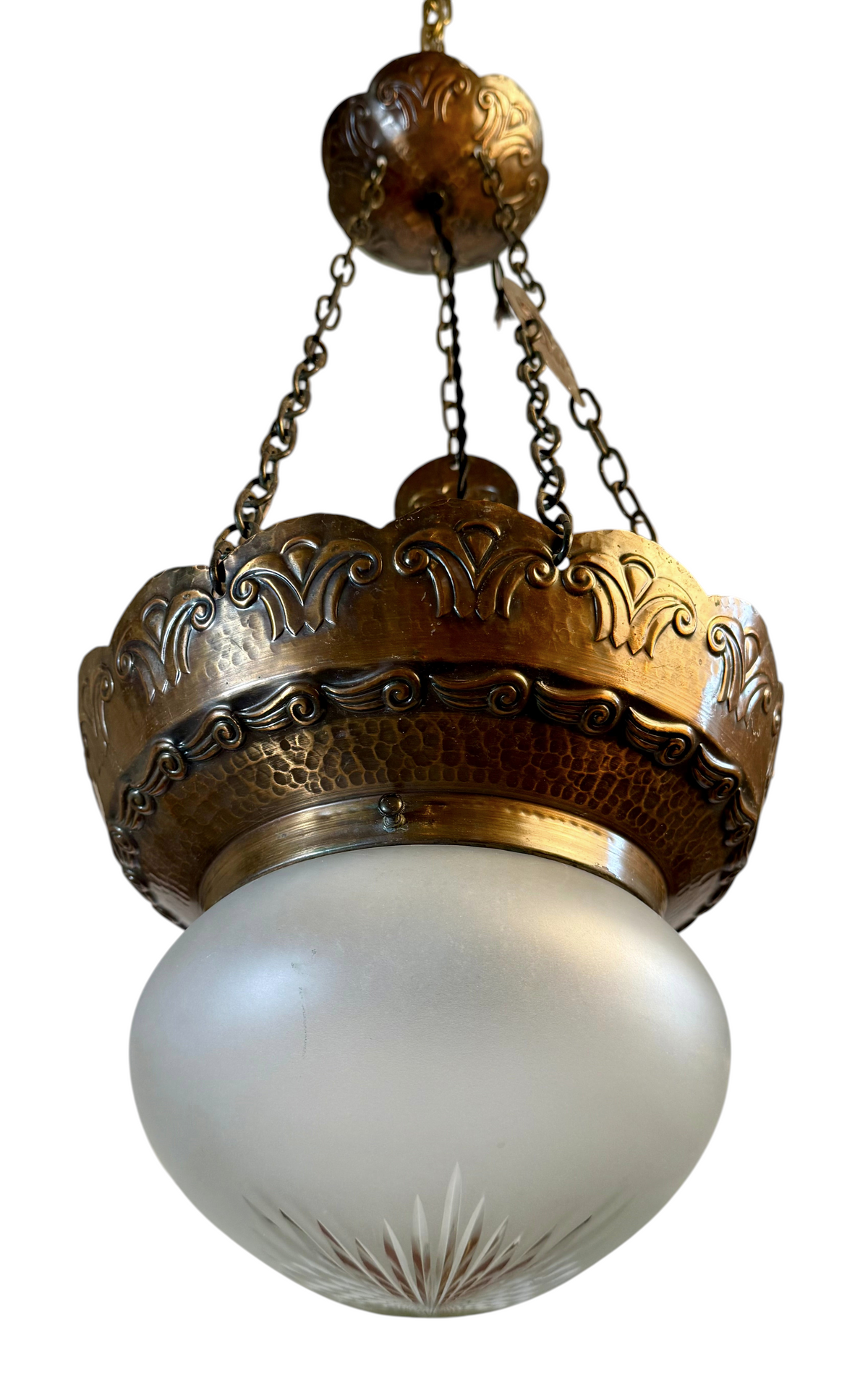 Jugend taklampa från Modighus.se i dekorerad koppar med en kupa i frostat och slipat glas från 1920-talet.