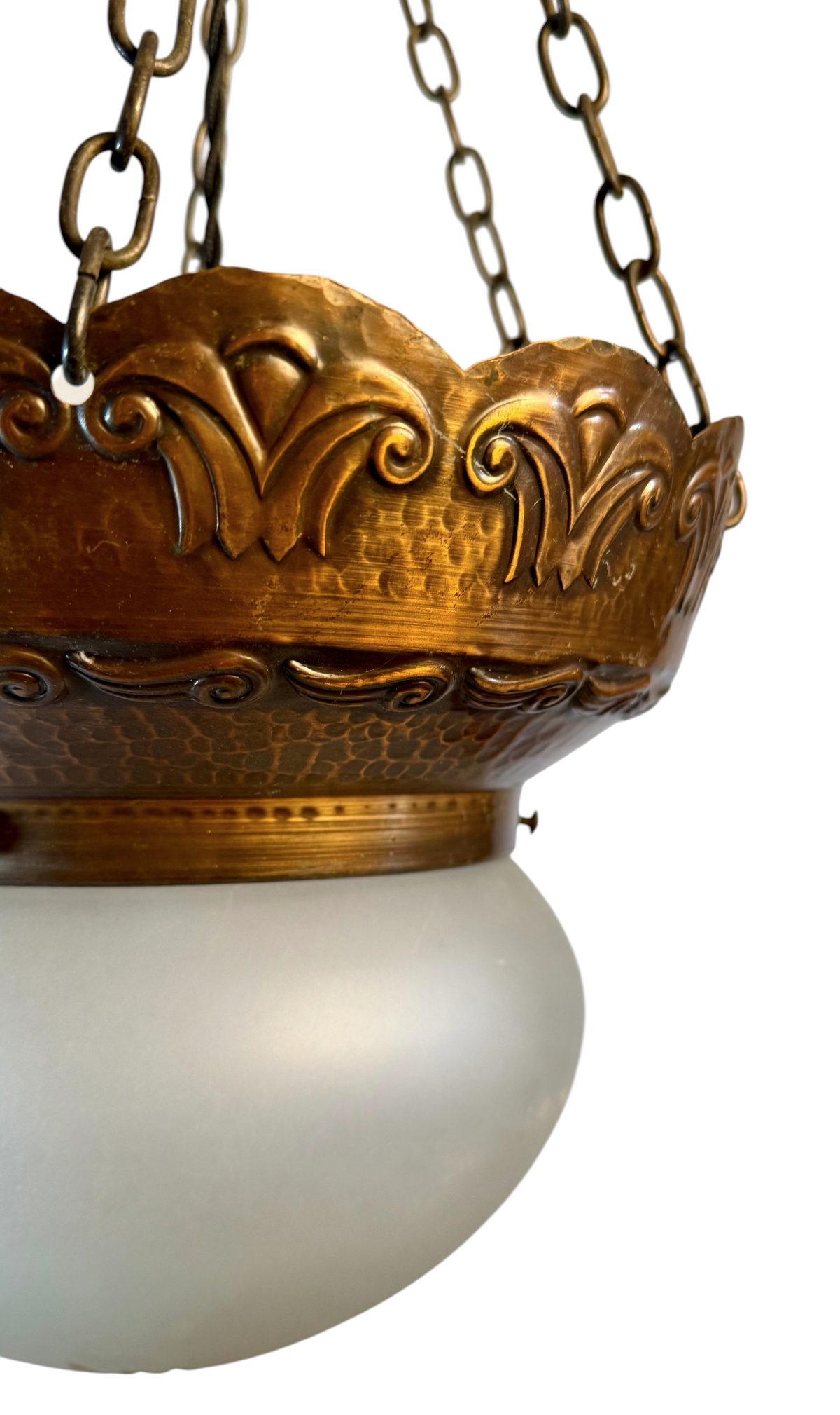 Modighus.se Jugend taklampa i dekorerad koppar med kupa i frostat glas från 1920-talet