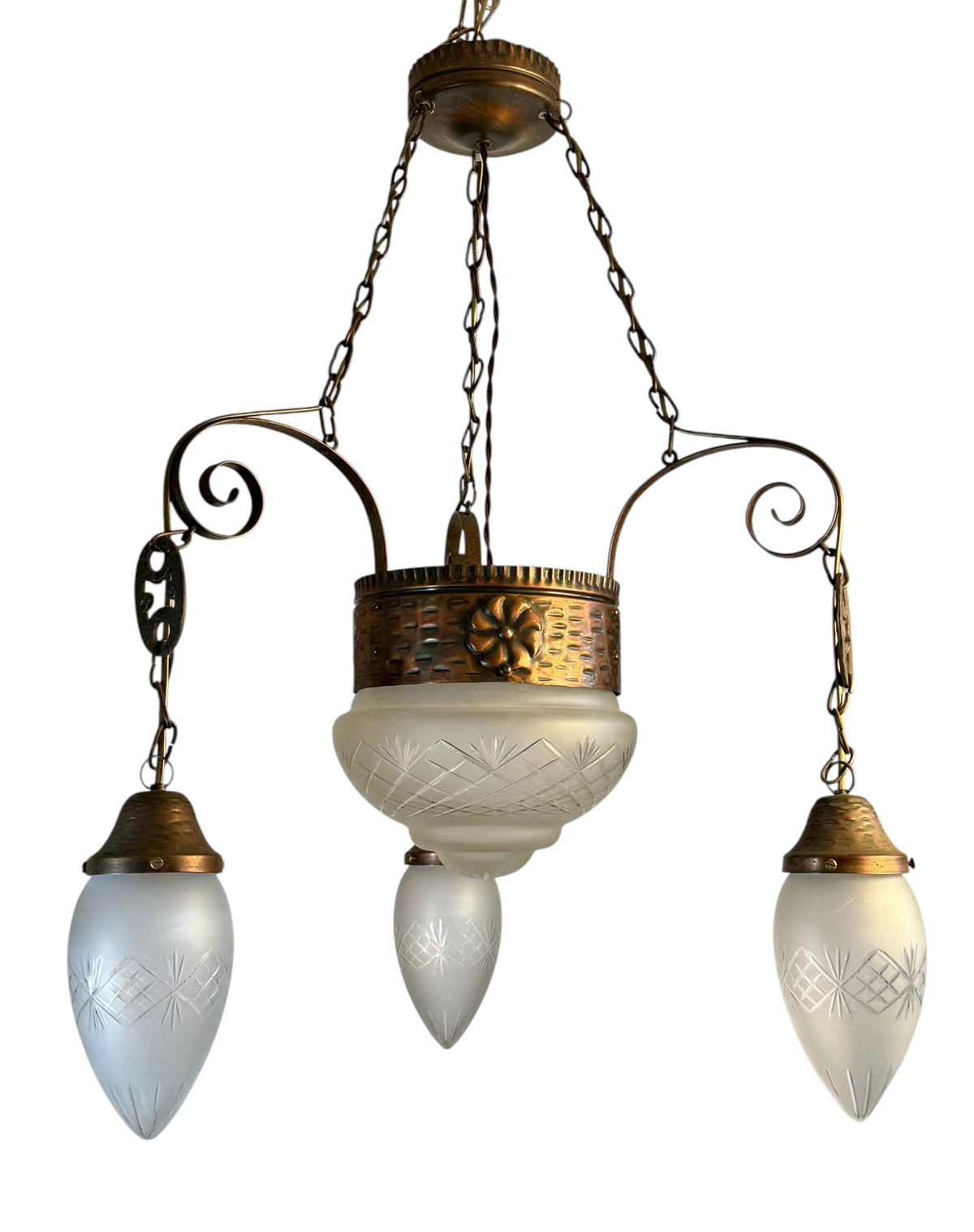 Stor Modighus.se jugend taklampa i koppar med slipade glasdetaljer och frostat glas från 1920-talet