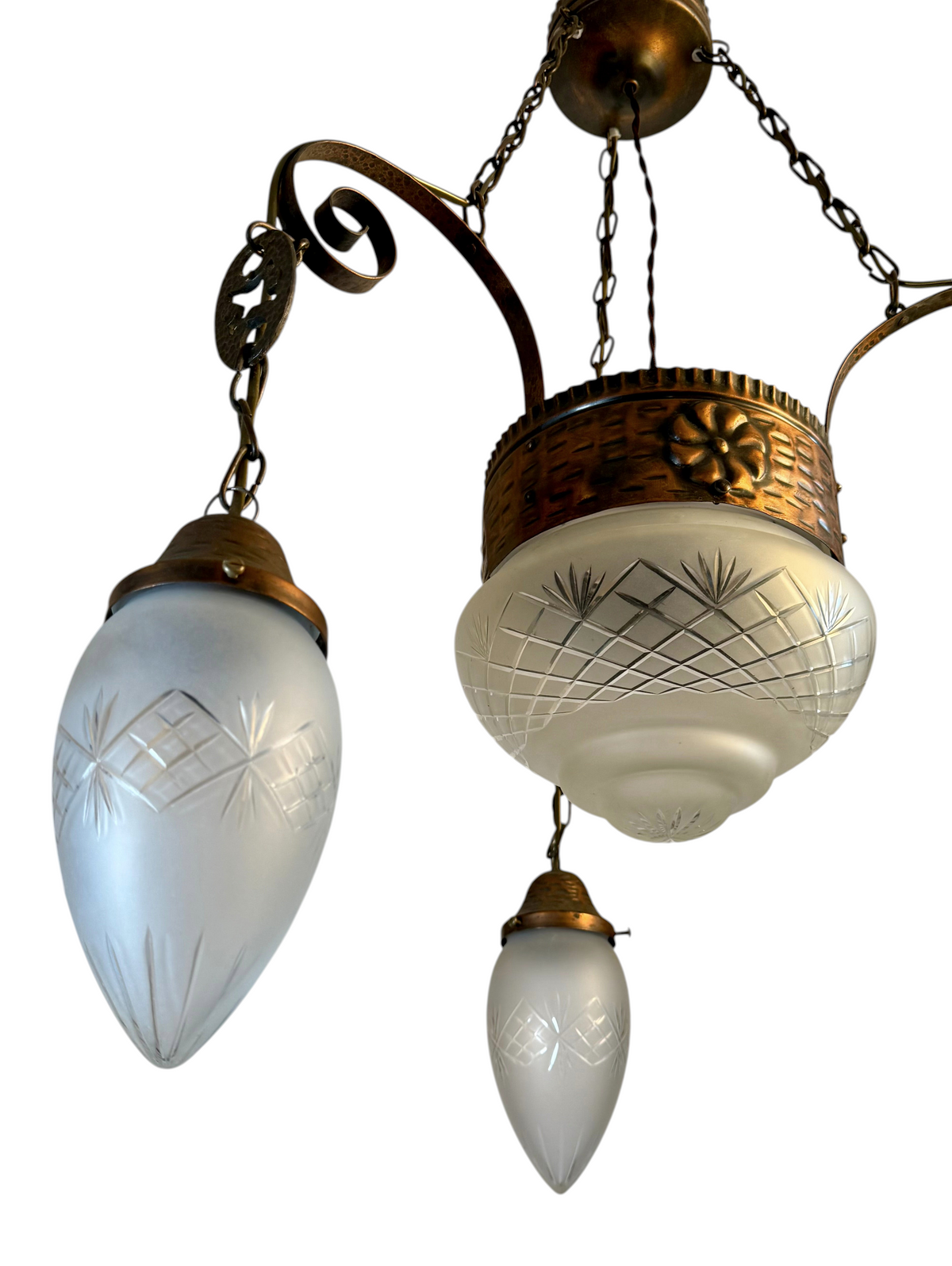 Modighus.se stor jugend taklampa i koppar med slipade kupor i frostat glas från 1920-talet
