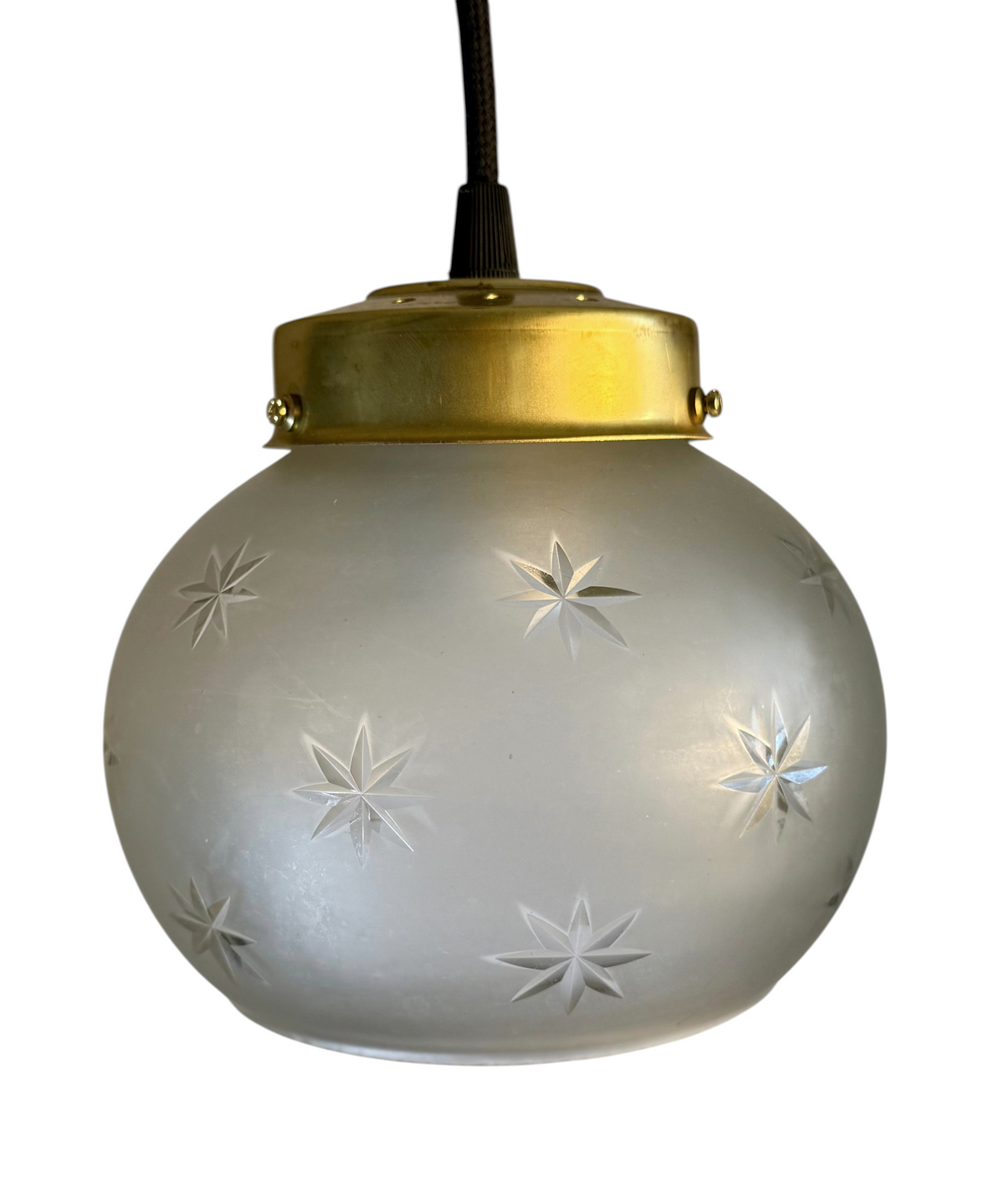 Modighus.se vintage taklampa i frostat glas med stjärnslipat mönster och mässingsdetaljer från 1920-talet.