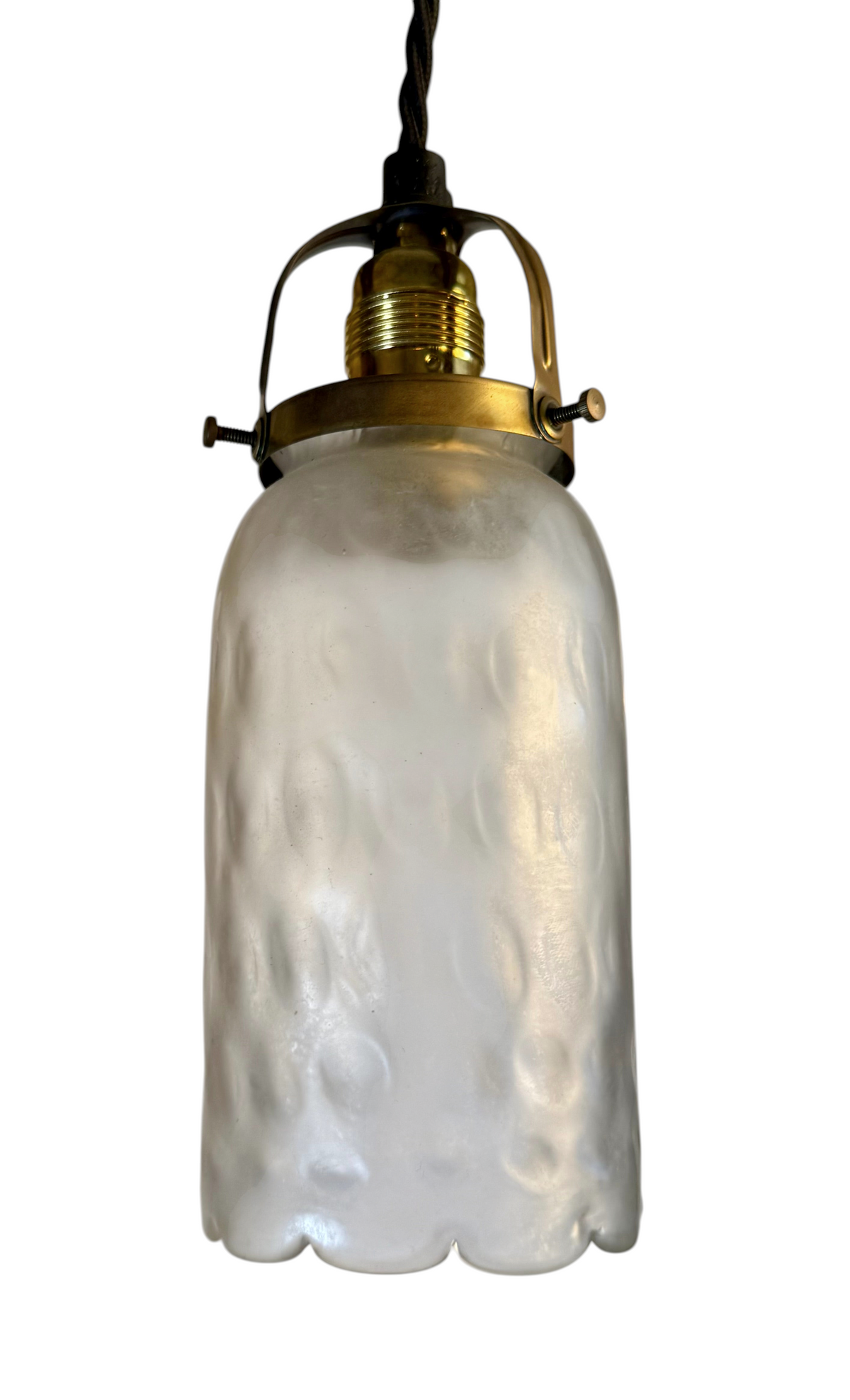 Modighus.se Jugend-pendellampa i frostat glas med mässingsfäste och svart tvinnad textilkabel från 1920-talet