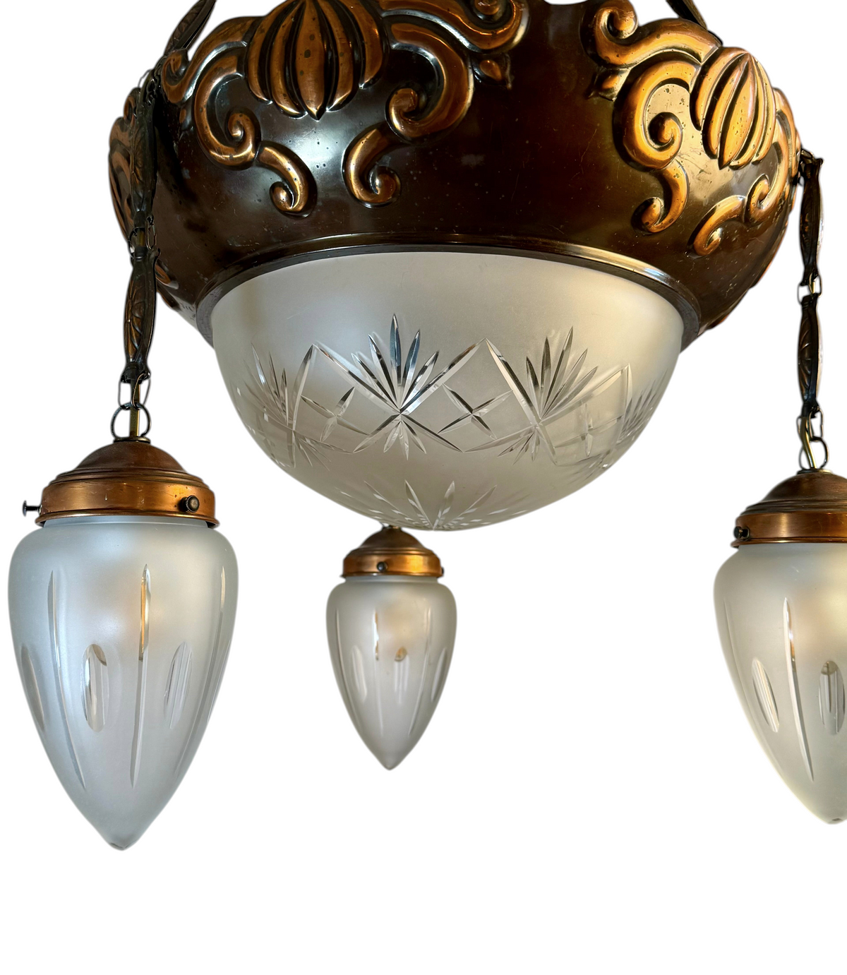 Modighus.se vintage taklampa i koppar och frostat glas med fyra kupor och dekorativa detaljer från 1960-talet