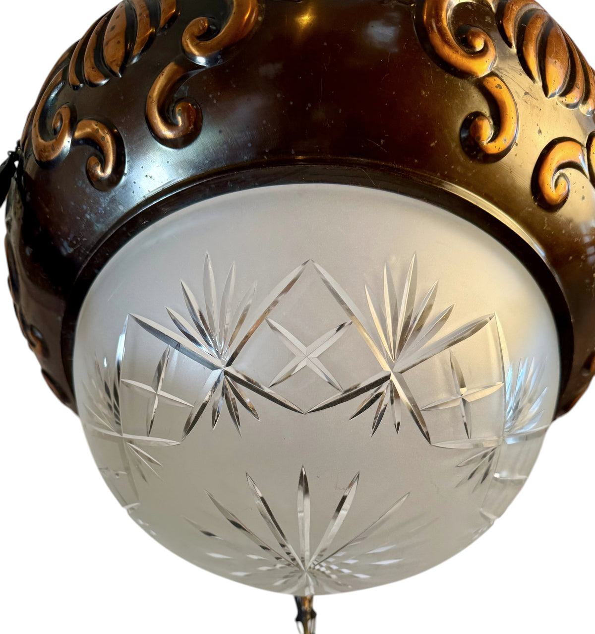 Modighus.se vintage taklampa i koppar med slipat glas och dekorativa detaljer från 1960-talet