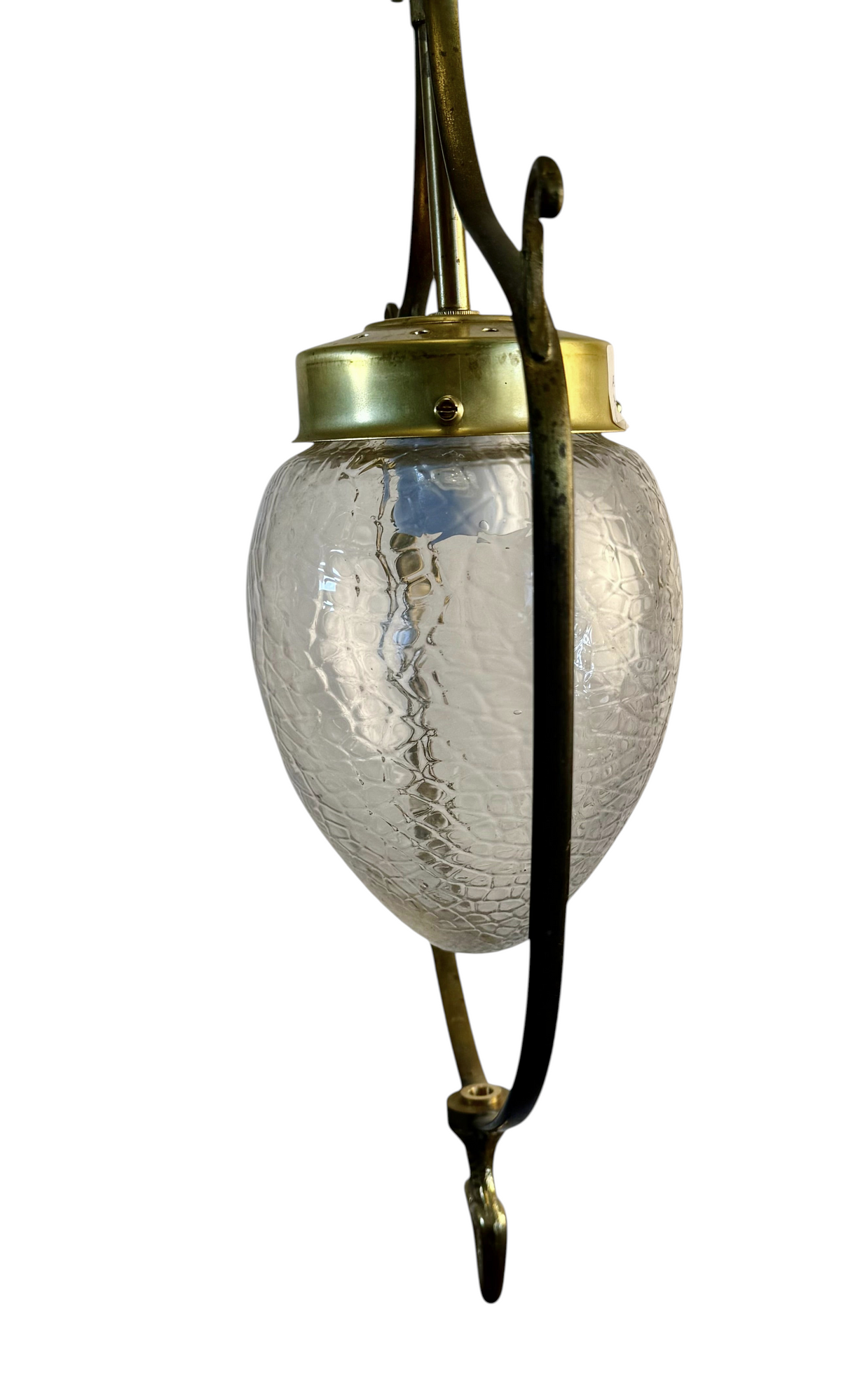 Modighus.se taklampa från 1930-talet i mässing med en vacker glaskupa i mönstrat klarglas.