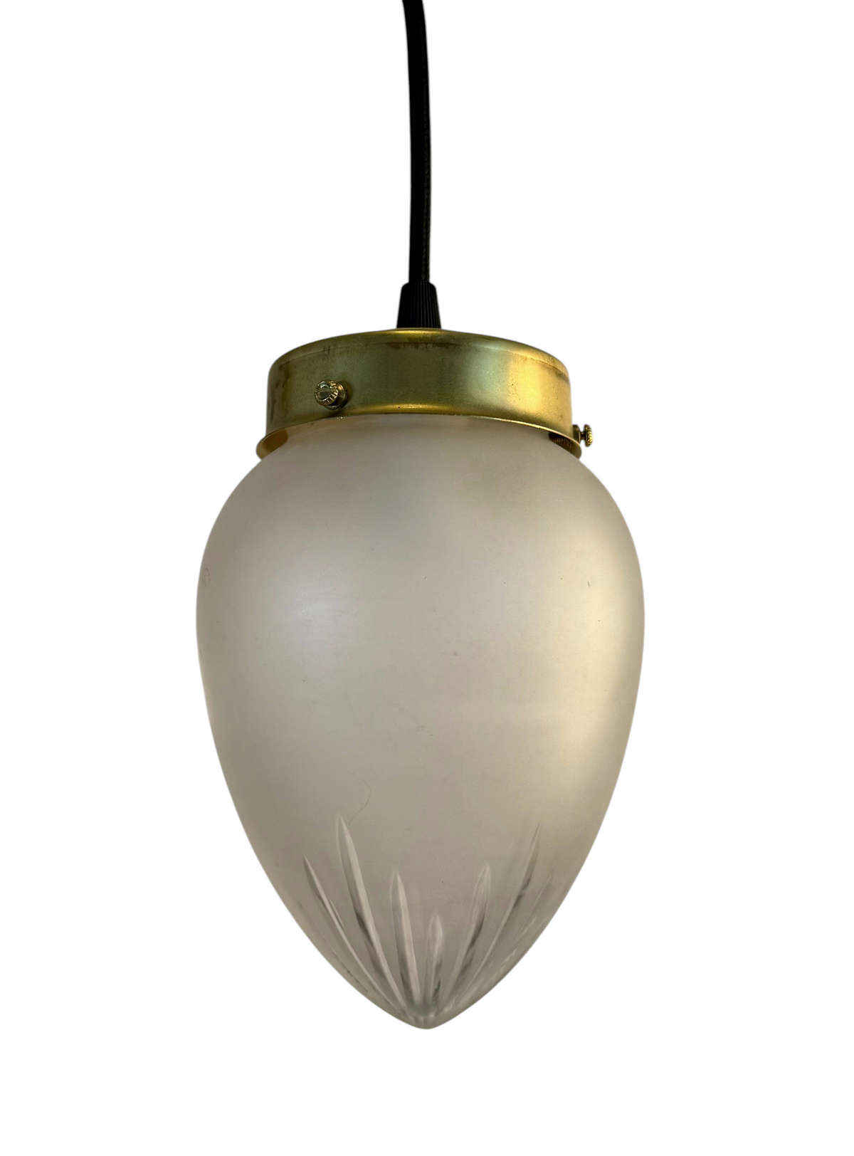 Modighus.se Jugend fönsterlampa med droppformad kupa i frostat glas, mässingsfäste och svart textilkabel.