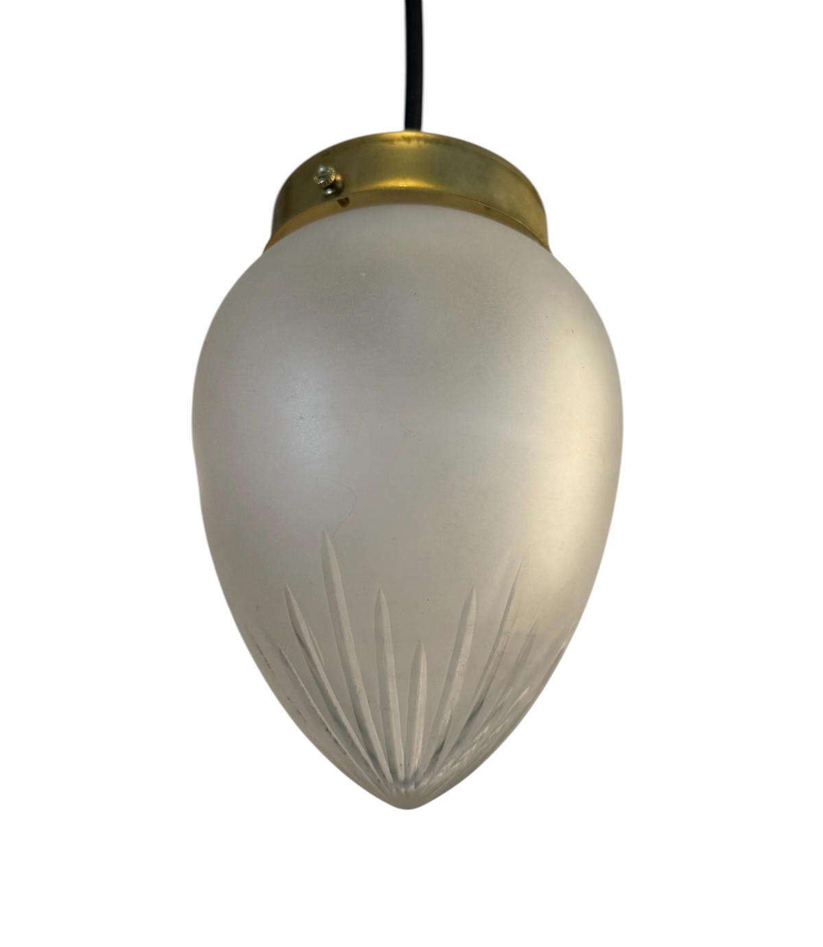 Modighus.se Jugend fönsterlampa med droppformad kupa i frostat, slipat glas och mässingsfäste med svart textilkabel.