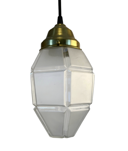 Modighus.se jugend-lampa i frostat glas med kantig kupa och mässingsfäste samt svart textilkabel.