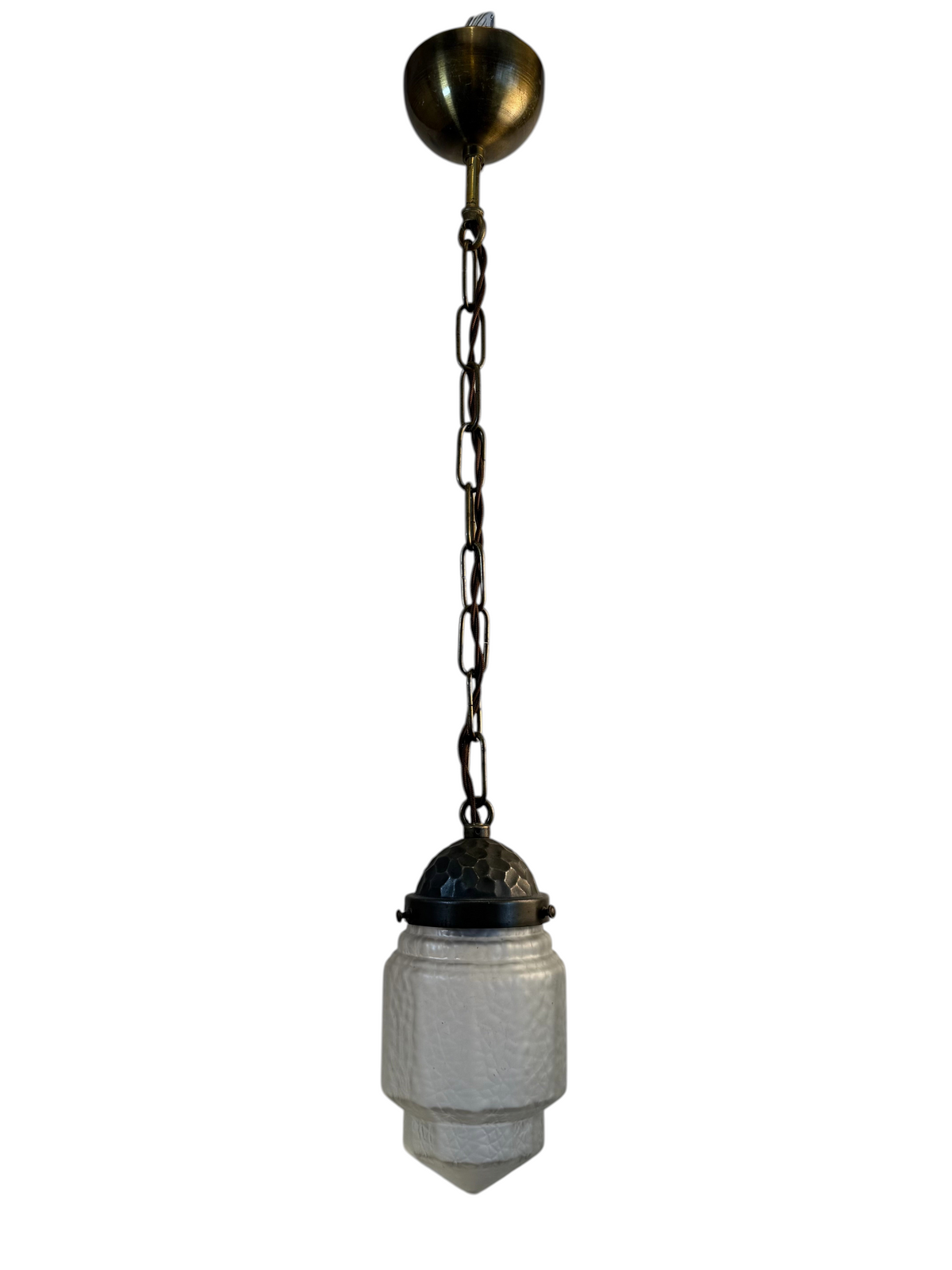 Modighus.se jugendlampa i frostat glas med fäste i oxiderad mässing och kedjeupphängning från 1920-talet.