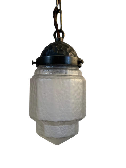 Modighus.se jugend-lampa i frostat glas med fäste i oxiderad mässing och brun textilkabel från 1920-talet.