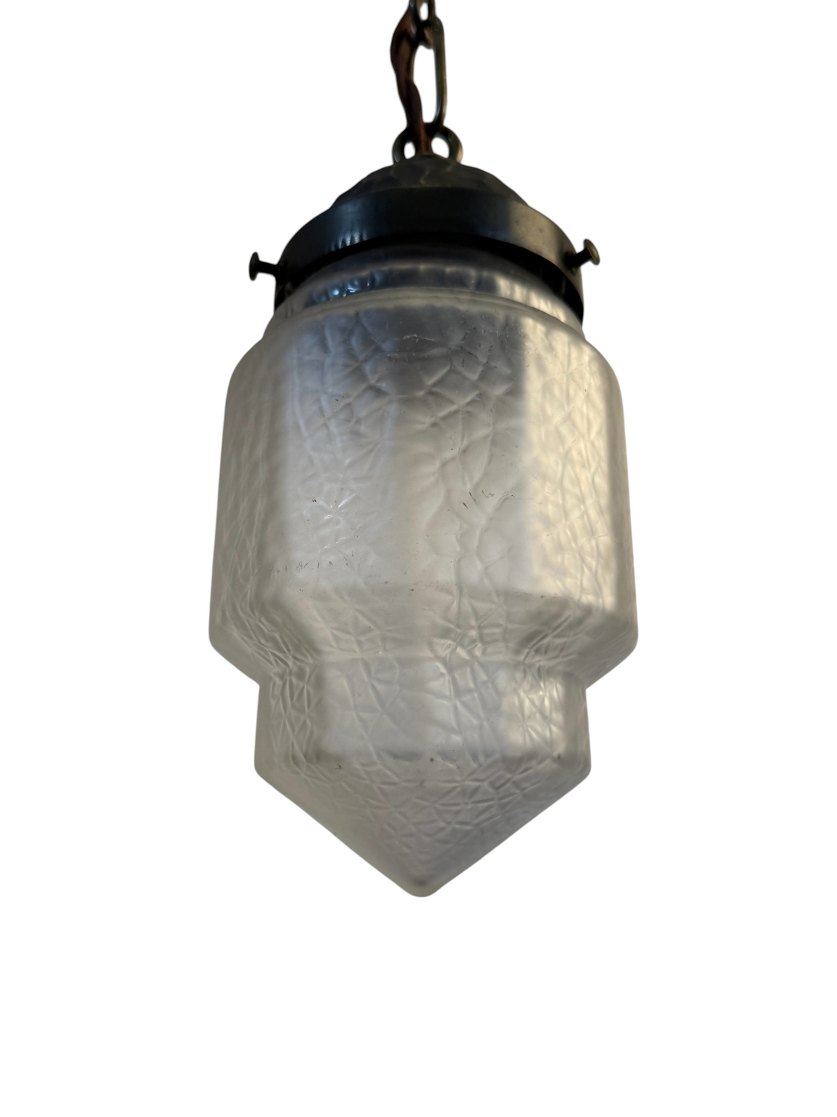 Modighus.se vintage jugend lampa i frostat glas med fäste i oxiderad mässing och dekorativt mönster.