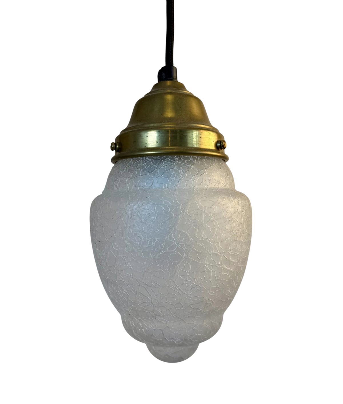 Modighus.se jugend lampa med krackelerat frostat glas och mässingsfäste med svart textilkabel i vintagestil