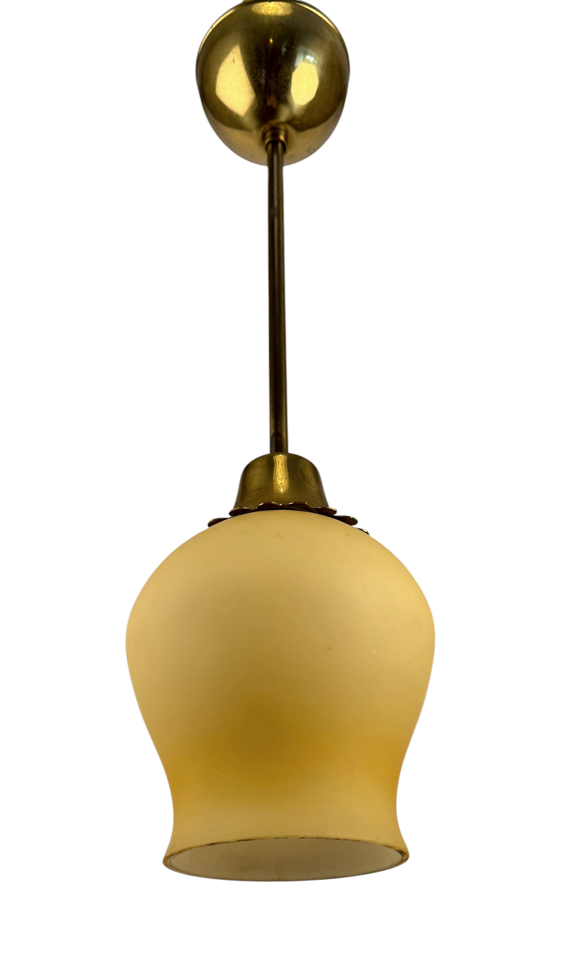 Modighus.se taklampa i mässing med gul glaskupa från 1930-talet i elegant vintagestil