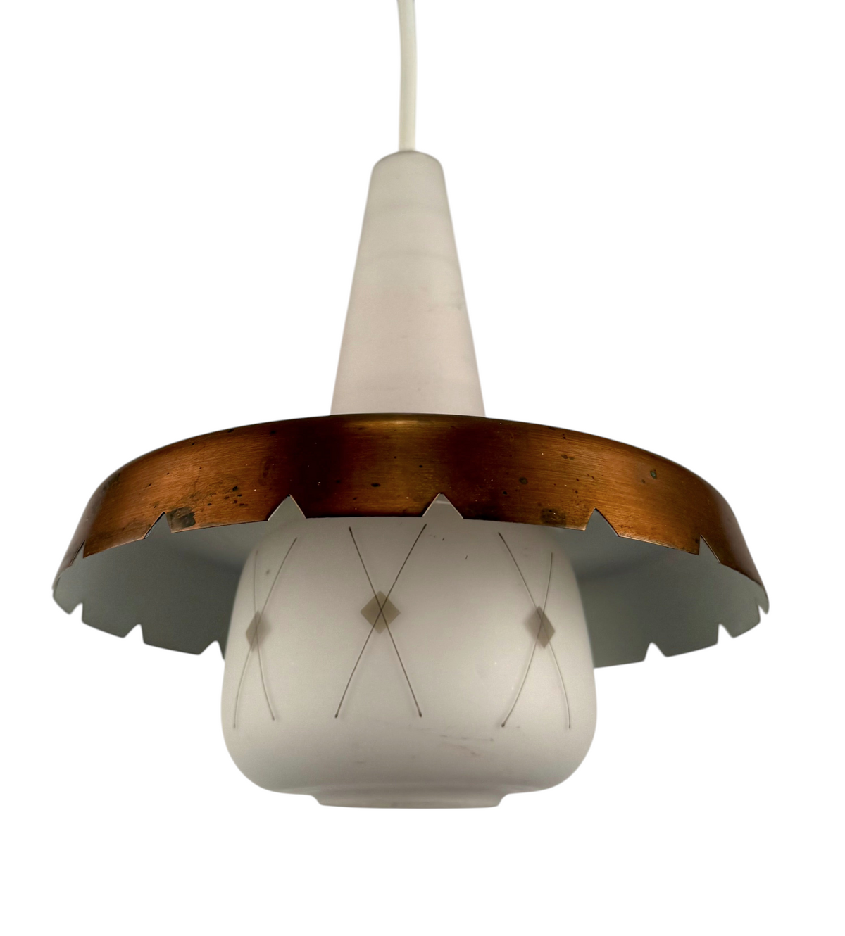 Modighus.se retro taklampa i frostat glas med dekorativa mönster och en skärm i koppar från 1950-talet.