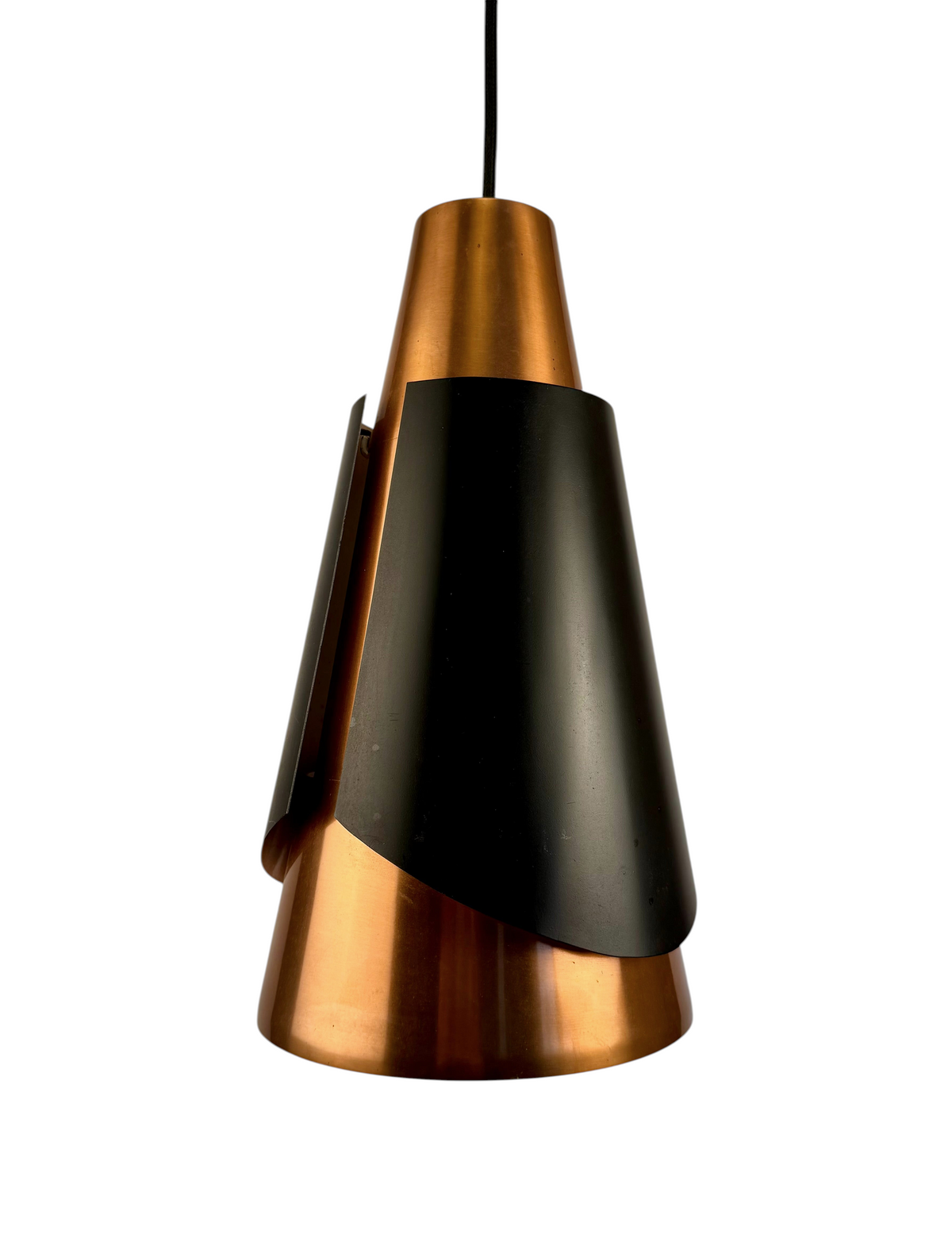 Modighus.se retro taklampa Østerport från Lyfa i koppar och svart metall, designad av Bengt Karlsby på 1950-talet.
