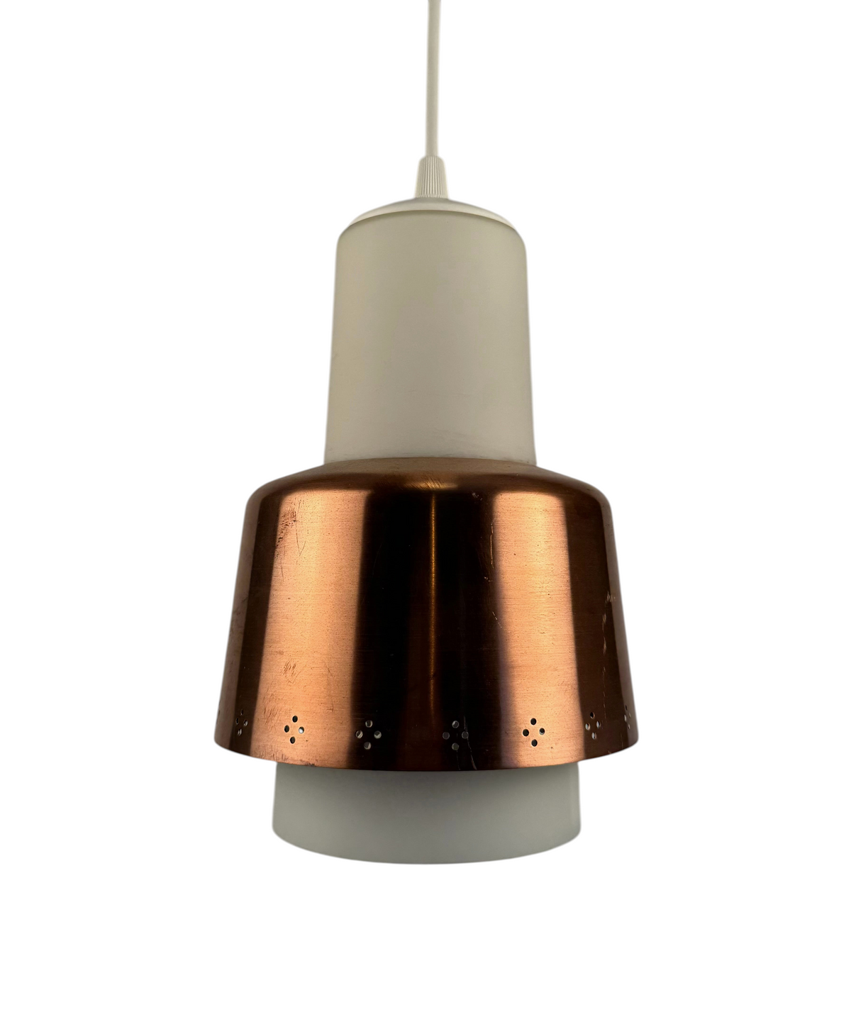Modighus.se retro taklampa i koppar och vitt matt glas från 1950-talet med dekorativa perforeringar.