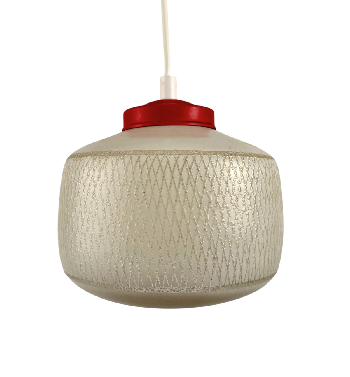 Modighus.se retro taklampa i vitt frostat mönstrat glas med rött metallfäste från 1950-talet