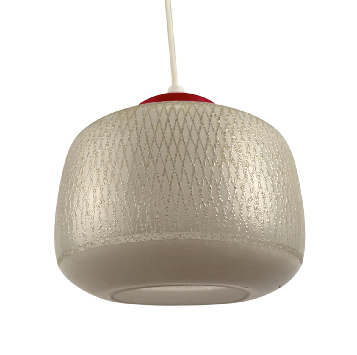 Modighus.se retro taklampa i vitt frostat mönstrat glas med rött metallfäste från 1950-talet