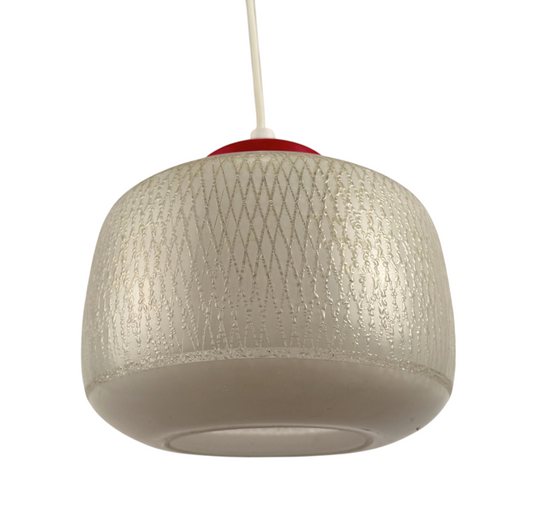 Modighus.se retro taklampa i vitt frostat mönstrat glas med rött metallfäste från 1950-talet