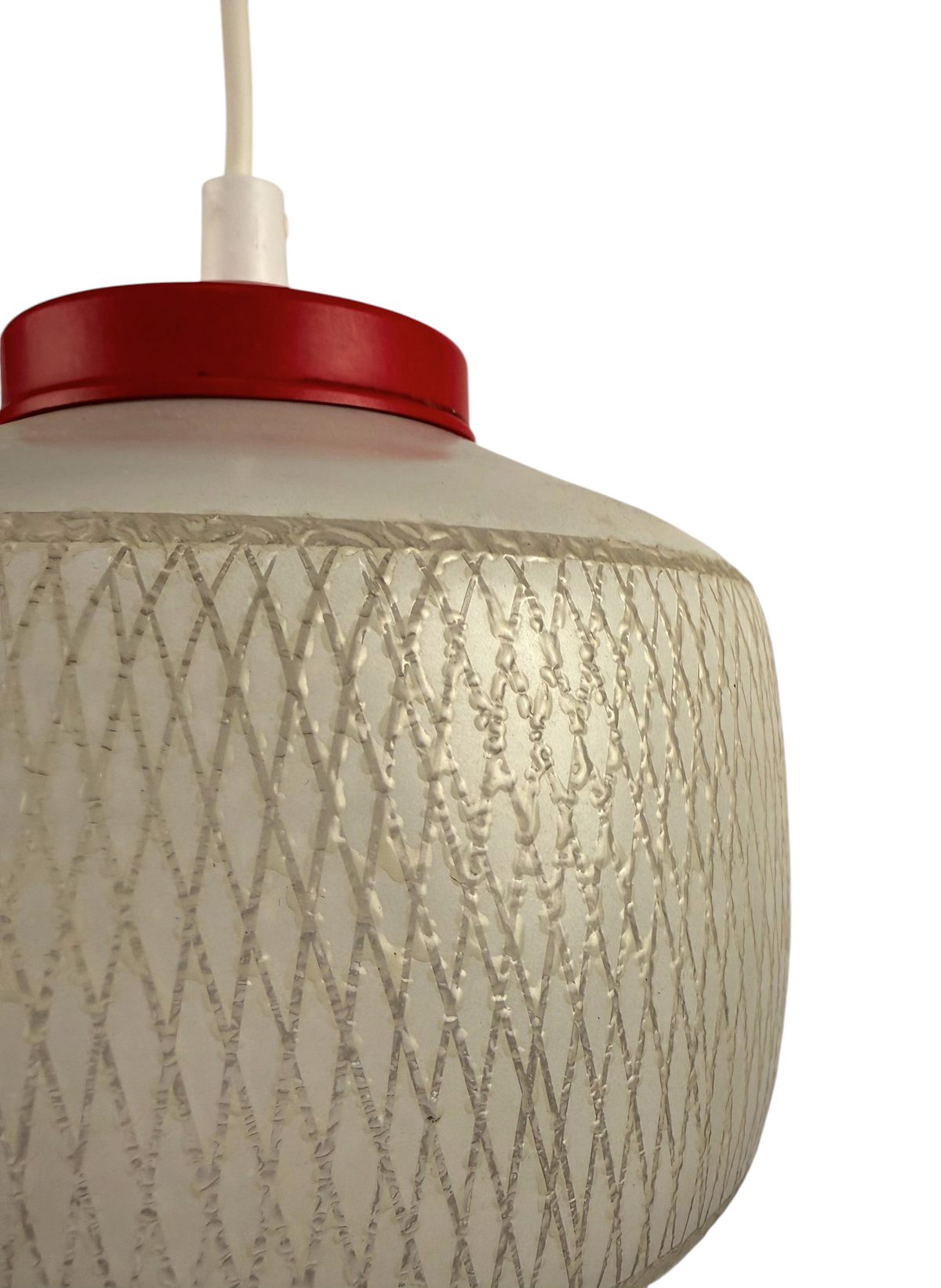 Modighus.se retro taklampa i vitt frostat glas med rutmönster och rött metallfäste från 1950-talet