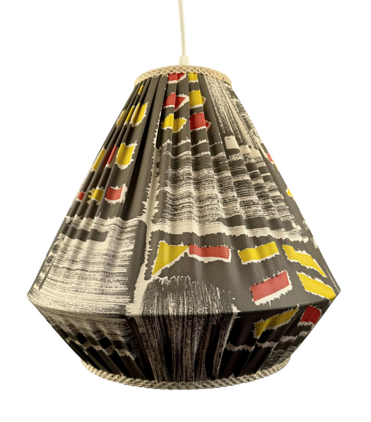 Modighus.se retro taklampa från 1950-talet med plisserad skärm i grått, gult, rött och vitt mönster
