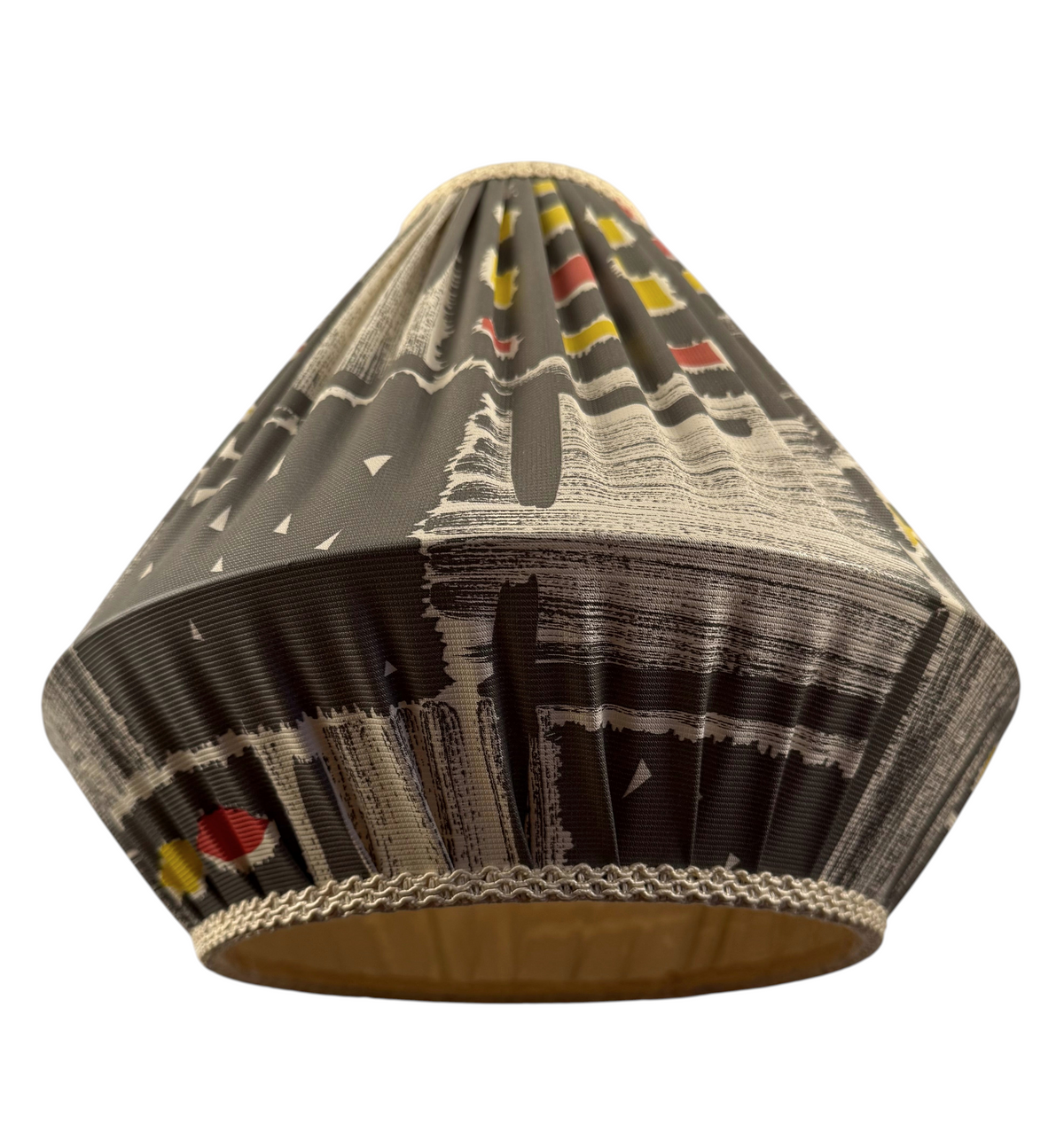 Modighus.se retro taklampa från 1950-talet med mönstrad skärm i grått, gult, rött och vitt