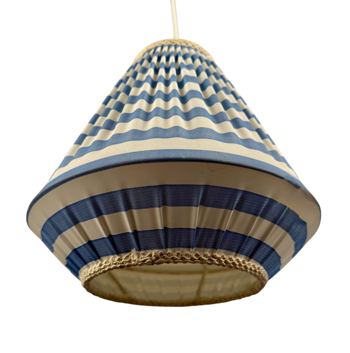Modighus.se retro taklampa med blå- och vitrandigt tyg i 1950-talsstil och dekorativ kantdetalj.