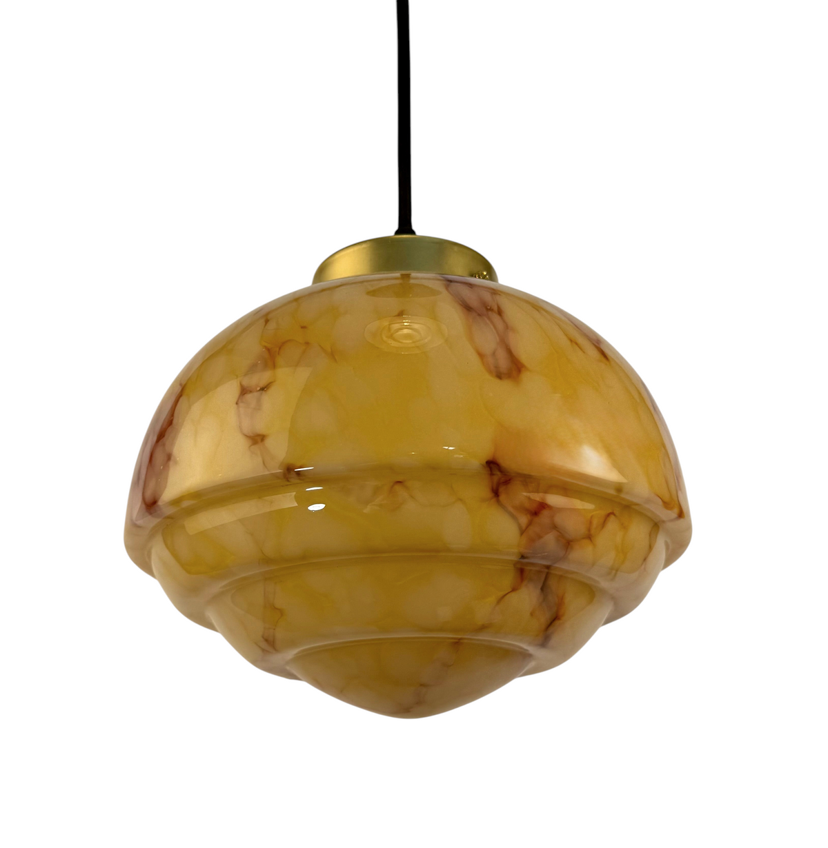 Modighus.se vintage taklampa i gult marmorerat glas med mässingsdetaljer och svart textilkabel från 1940-talet.