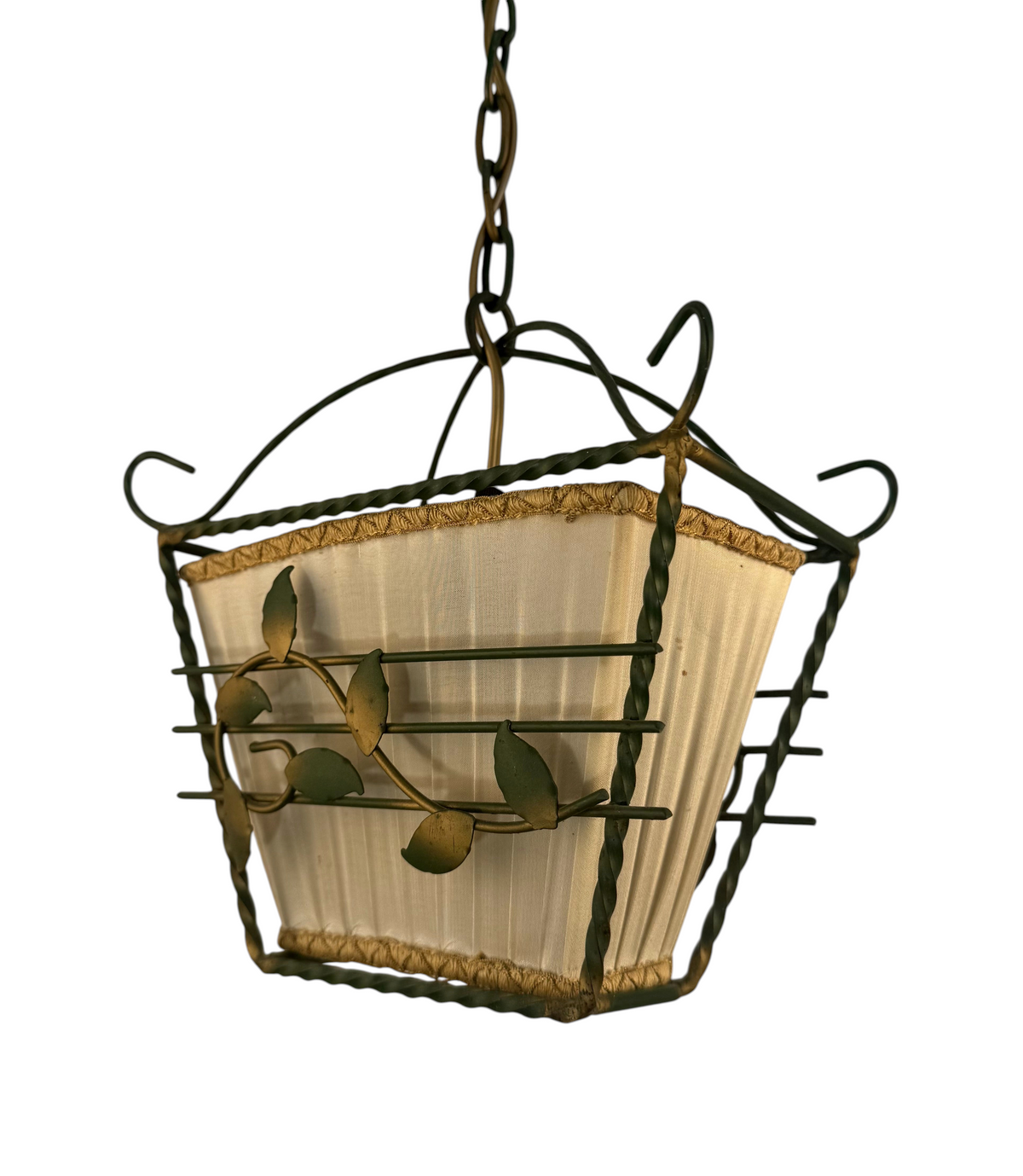 Modighus.se vintage taklampa i grön och guldmålat smide med beige textilskärm och dekorativa metalldetaljer.
