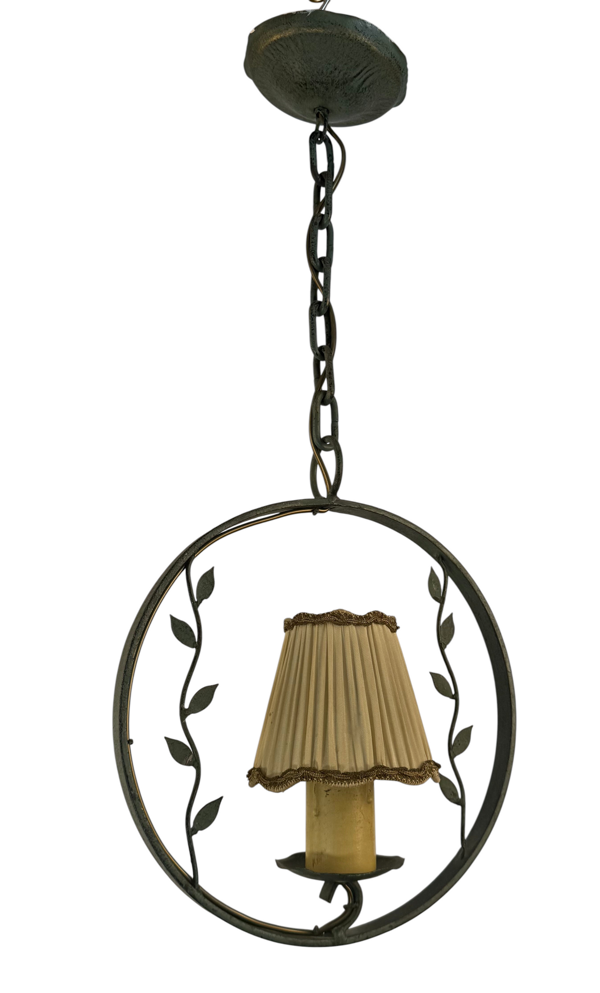 Modighus.se vintage smideslampa från 1940-talet i grön och guld med växtdekor och beige textilskärm.