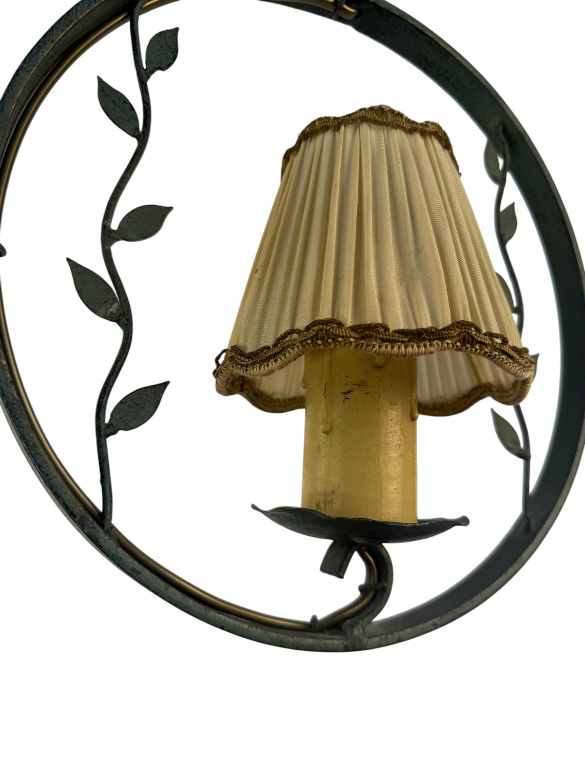 Modighus.se vintage smideslampa från 1940-talet i grönt och guld med växtdekor och beige veckad textilskärm