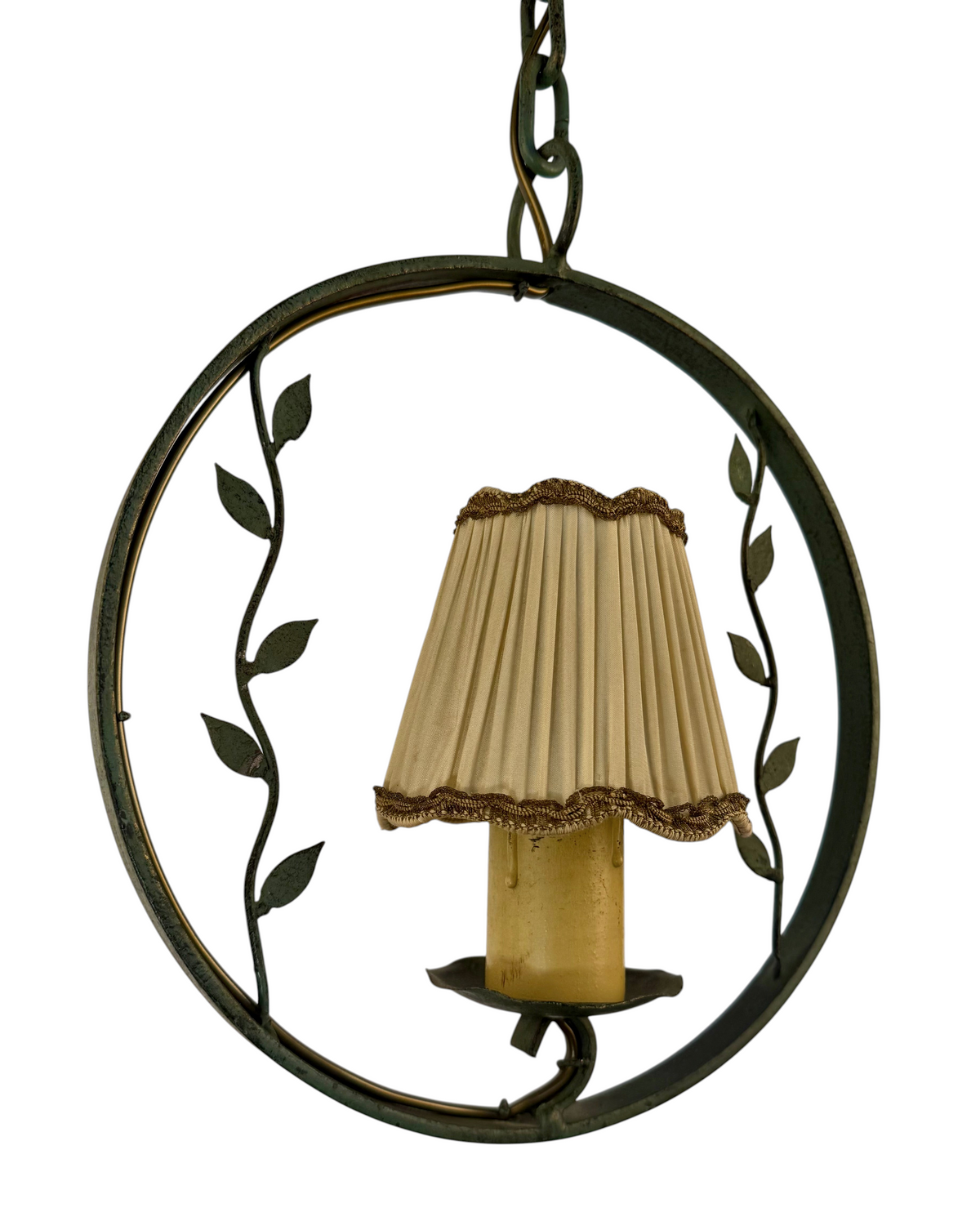 Modighus.se vintage smideslampa från 1940-talet i grön och guld med växtdekor och beige veckad textilskärm.