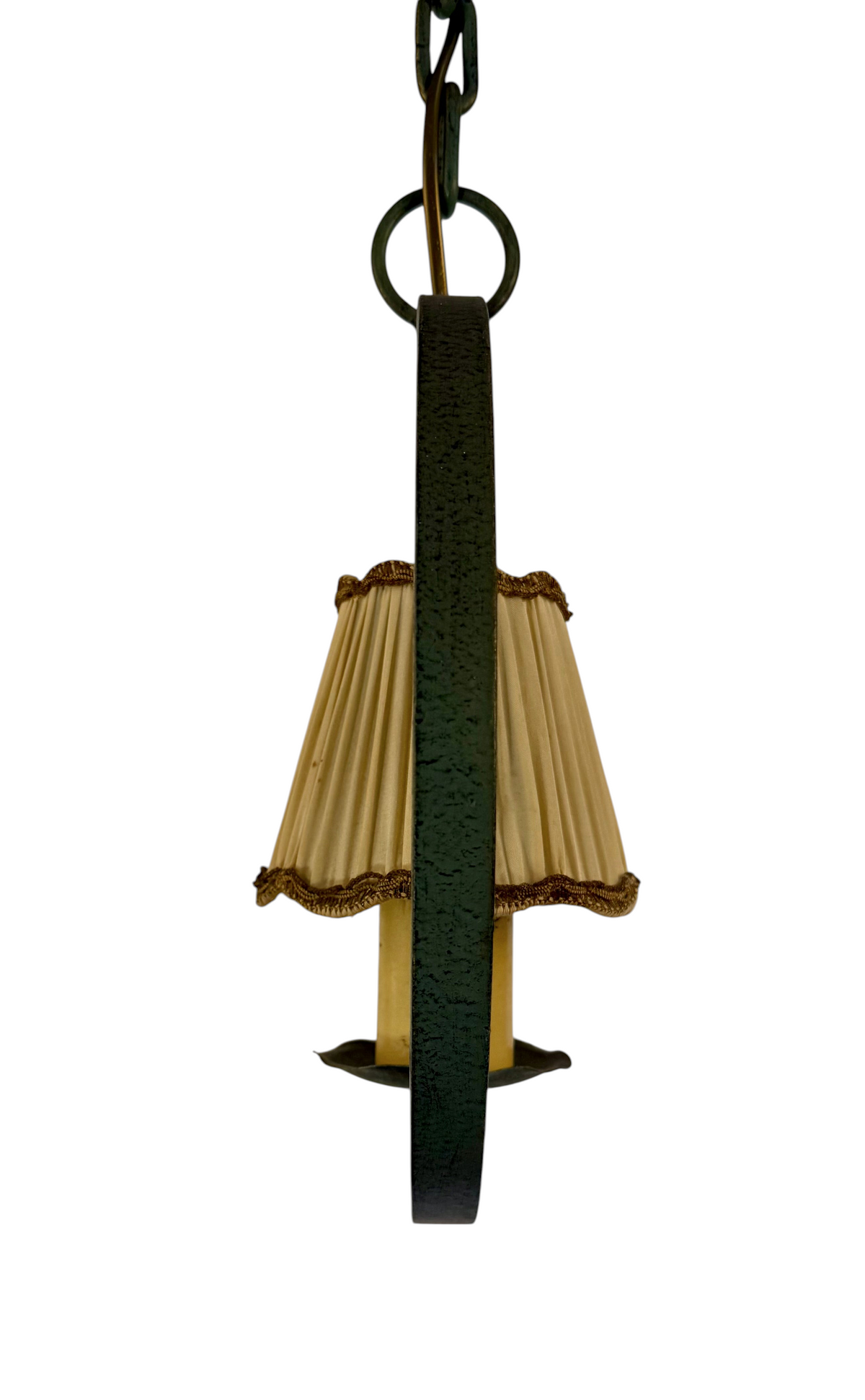 Modighus.se vintage smideslampa från 1940-talet i grönt och guld med veckad beige textilskärm och växtdekor.