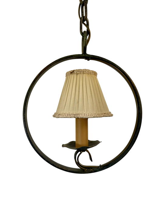 Modighus.se vintage smideslampa från 1960-talet med rund ram i grön och guld samt beige tygskärm.