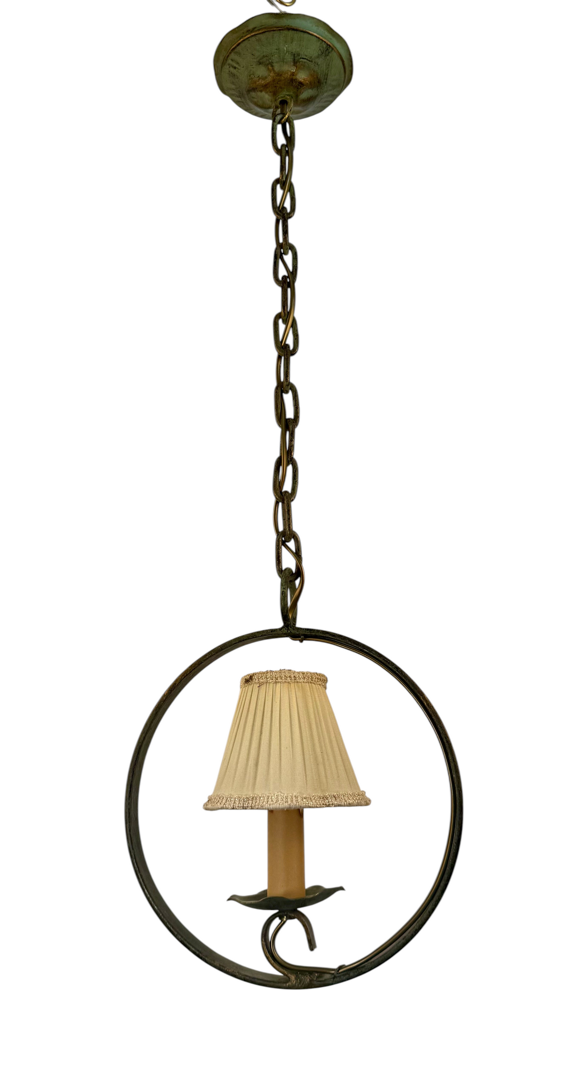 Modighus.se vintage smideslampa från 1960-talet med grön och guldfärgad ram och klassisk tygskärm.