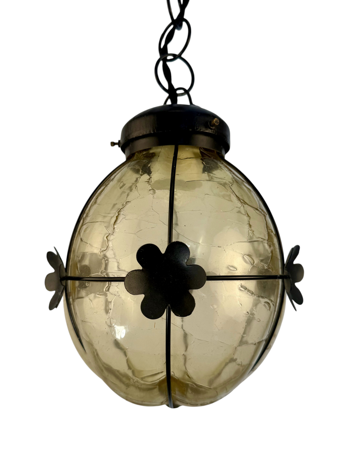 Modighus.se vintage smideslampa från 1960-talet med gult bubbligt glas och svarta metalldetaljer med blommotiv.