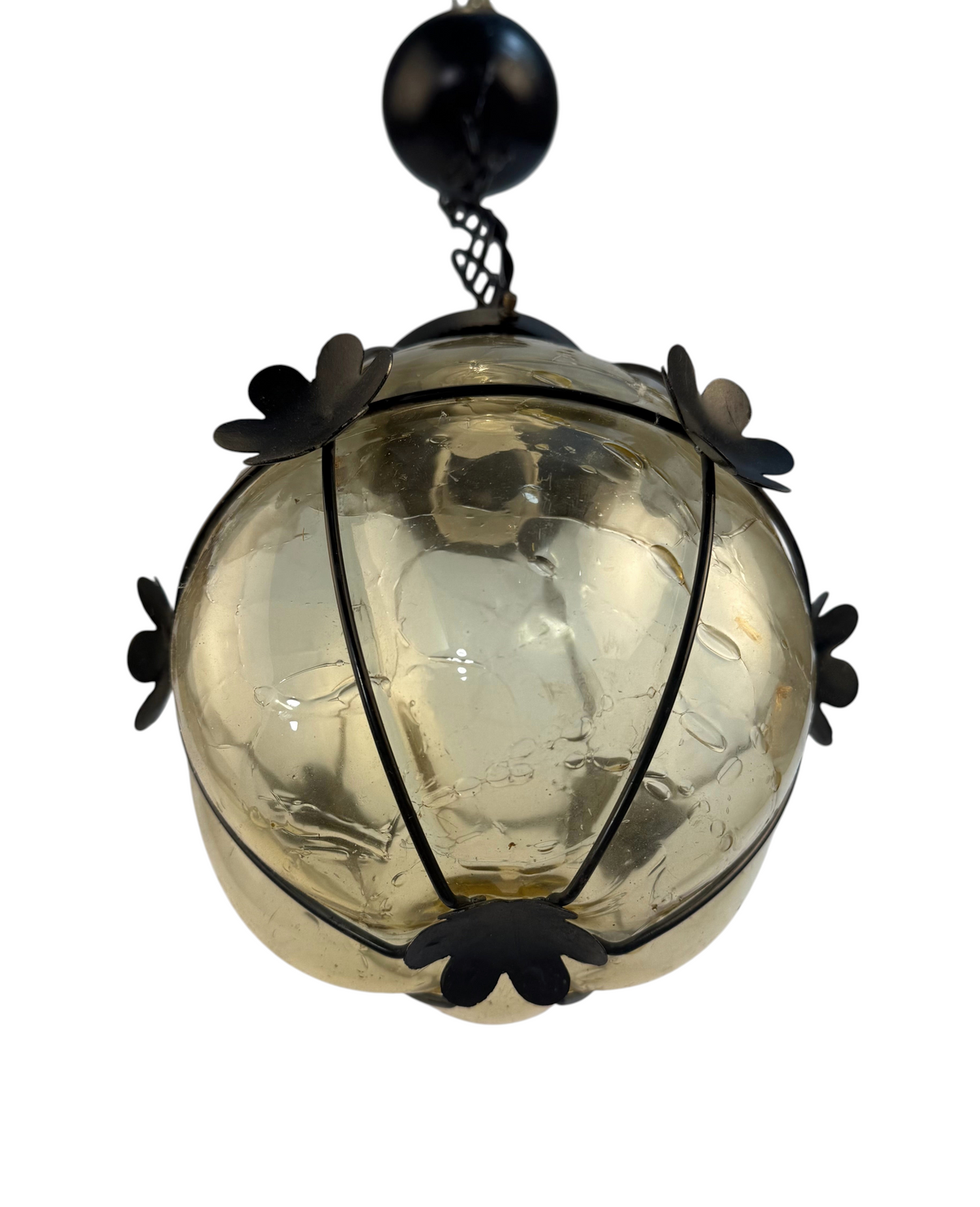 Modighus.se vintage smideslampa från 1960-talet med gult bubbligt glas och svart metallställning med blommotiv.